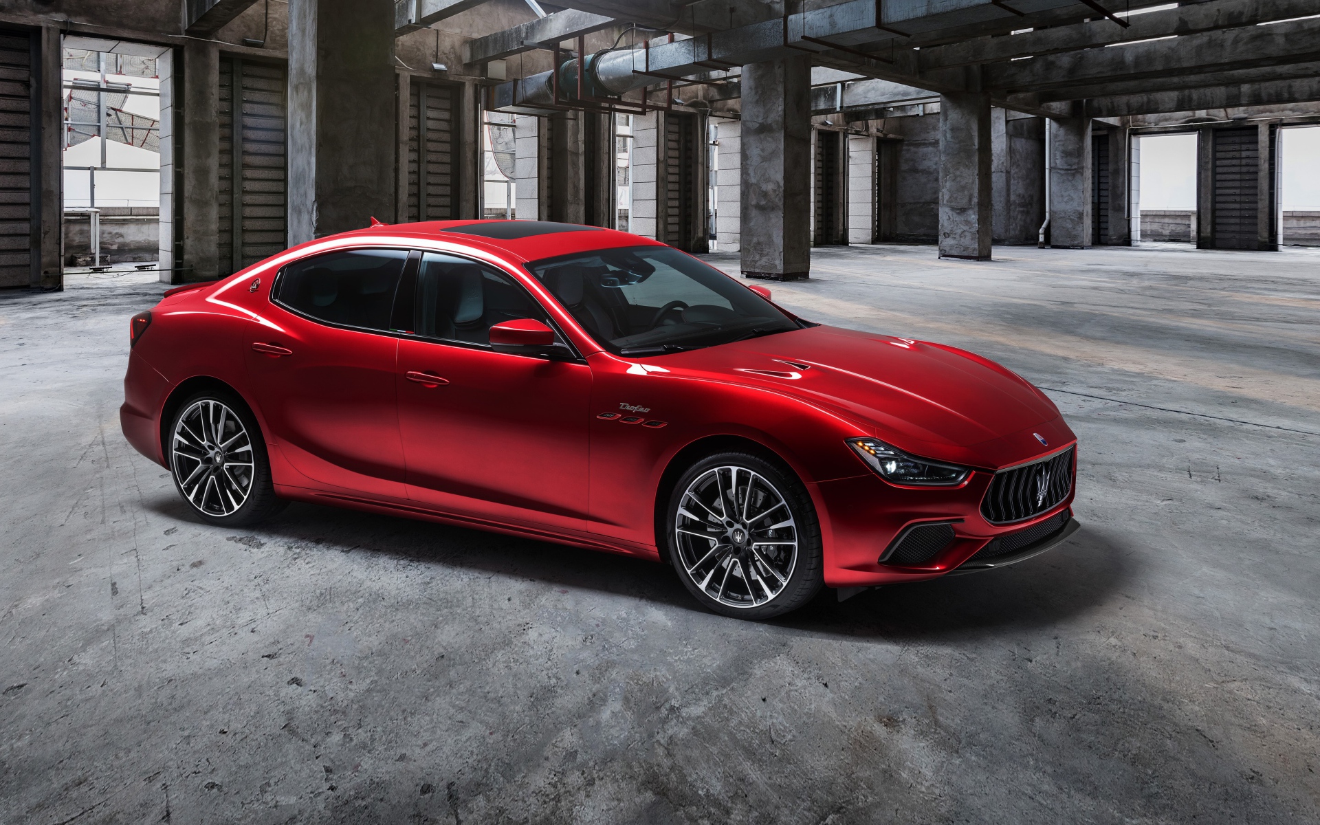 Красный автомобиль Maserati Ghibli Trofeo 2020 года на парковке 