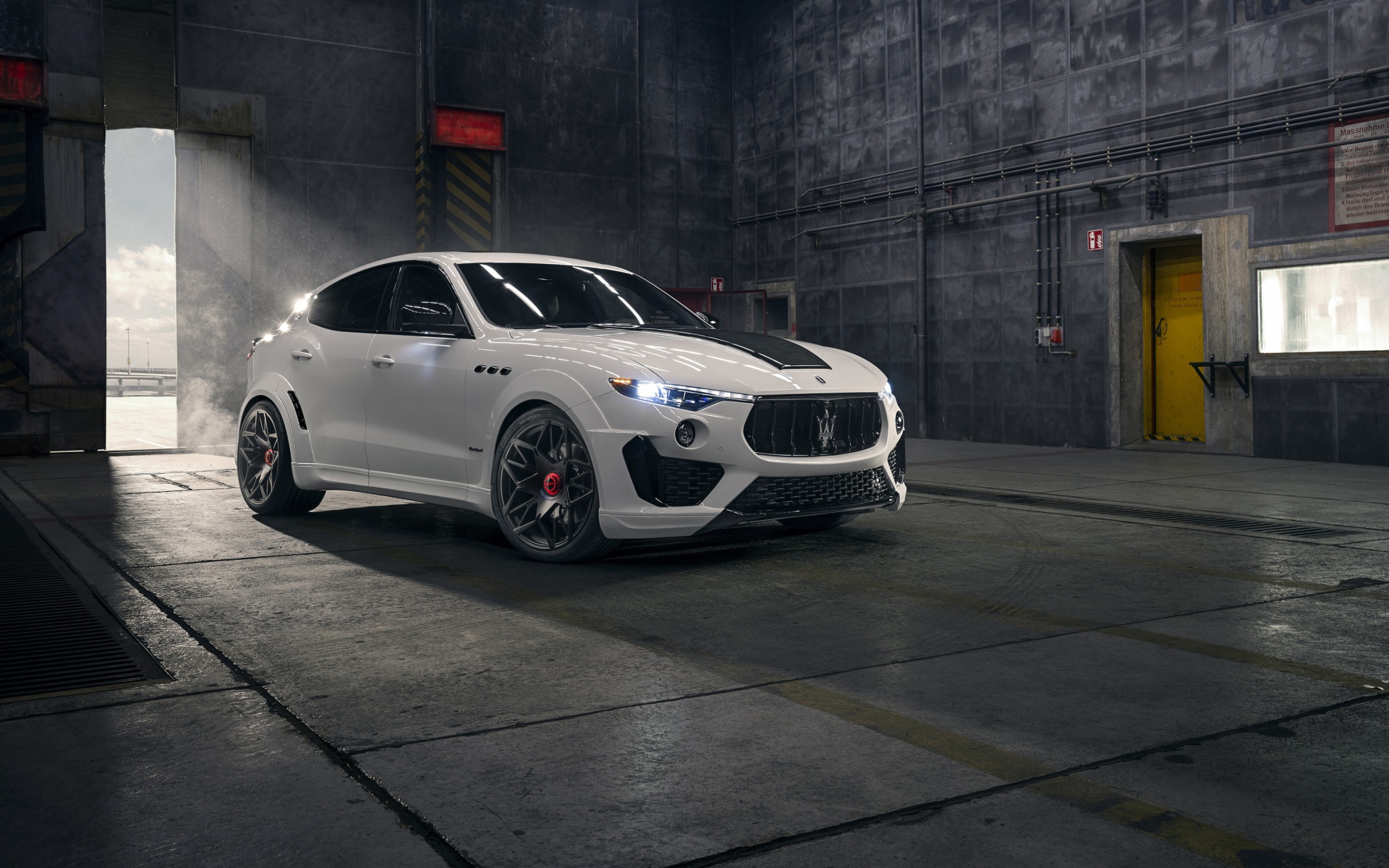 Автомобиль  Maserati Levante S Q4 GranSport Esteso V2 2020 года в ангаре