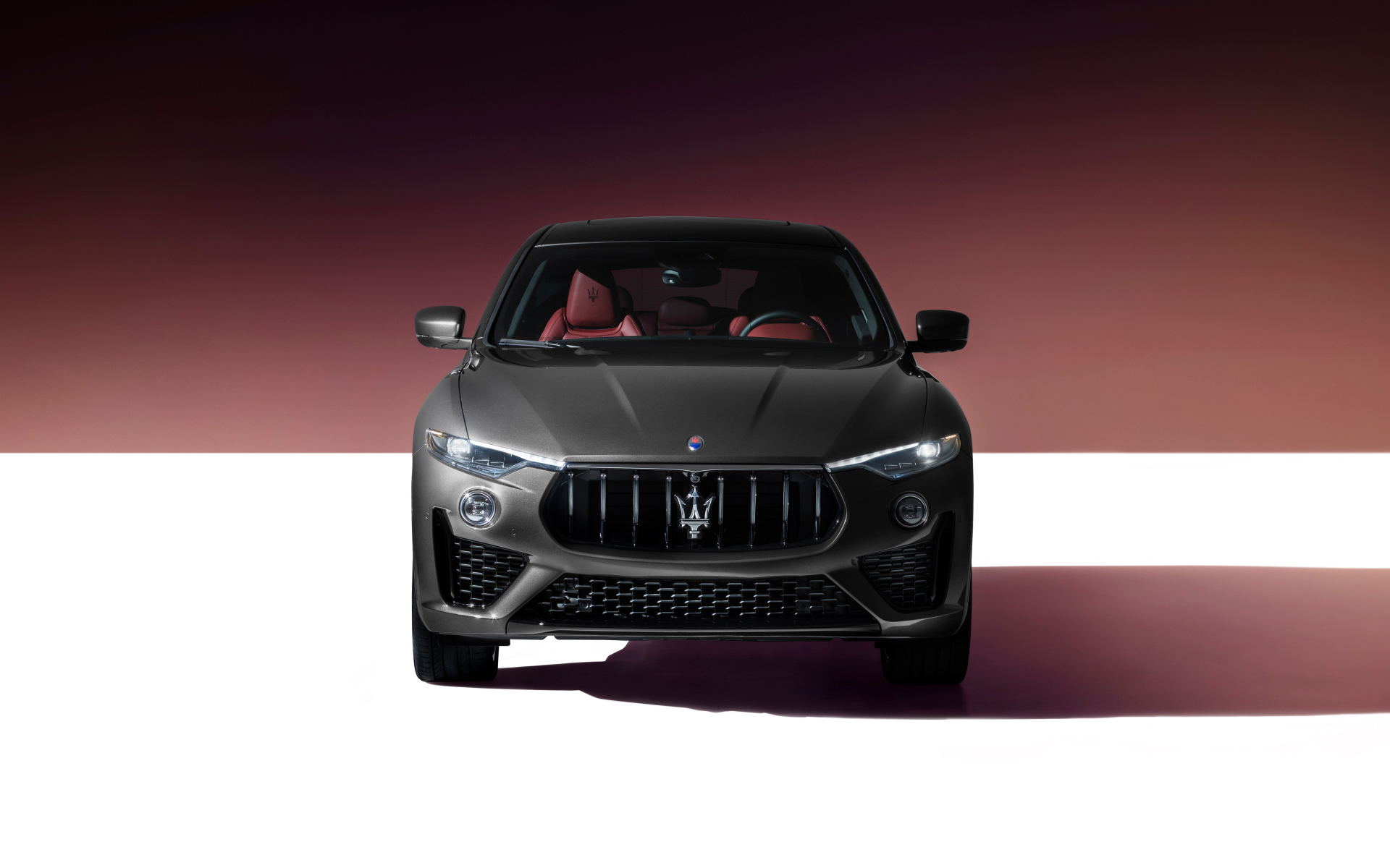 Автомобиль Maserati Levante S Q4 GranSport 2021 года вид спереди