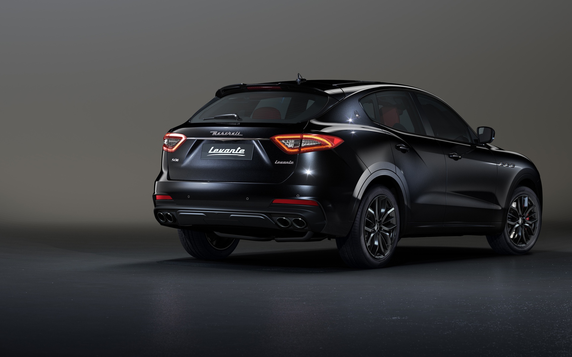 Черный  Maserati Levante S Q4, 2020 года вид сзади