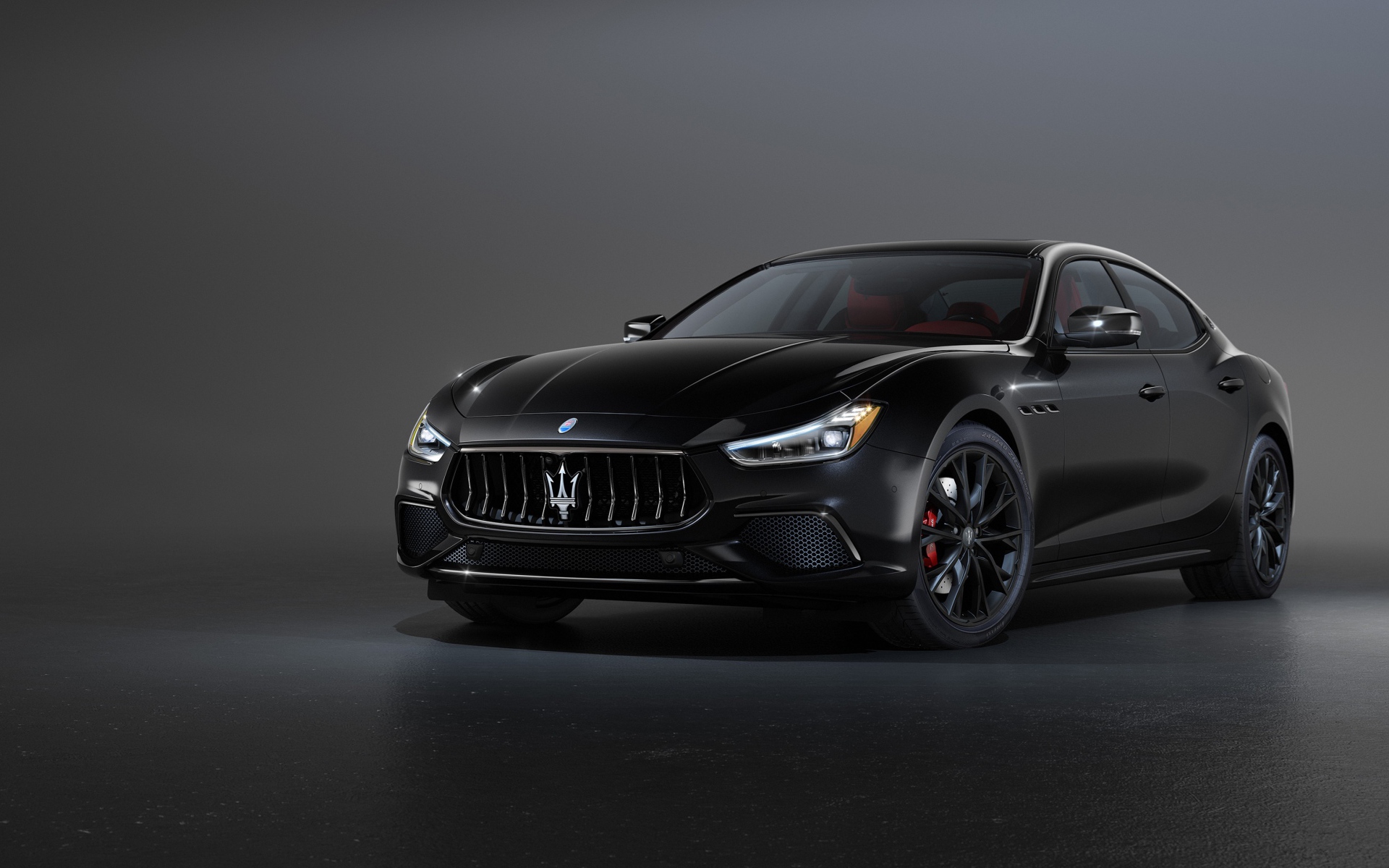 Черный автомобиль Maserati Ghibli S Q4, 2020 года на сером фоне