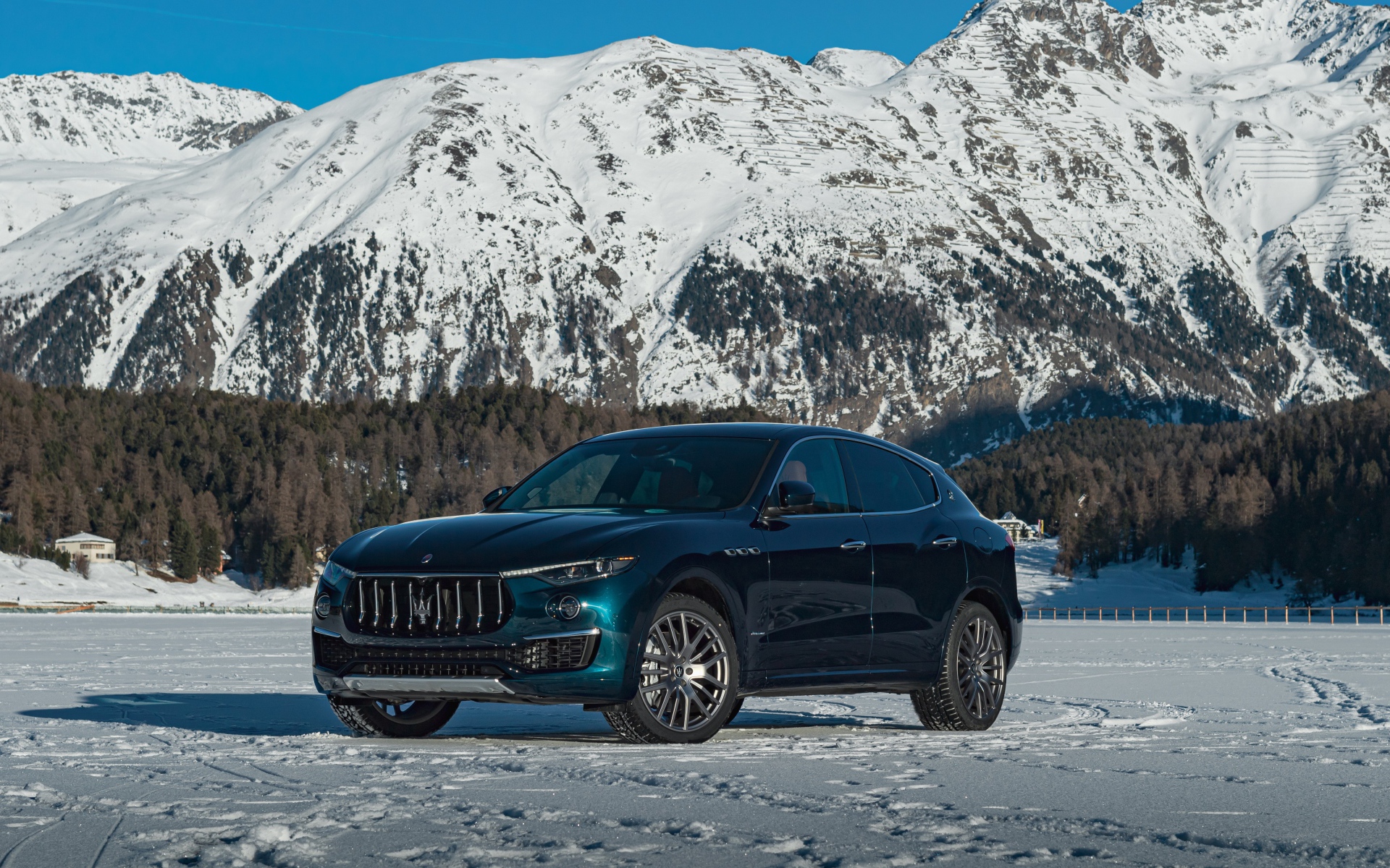 Дорогой автомобиль Maserati Levante GranLusso Royale 2020 года на фоне гор 