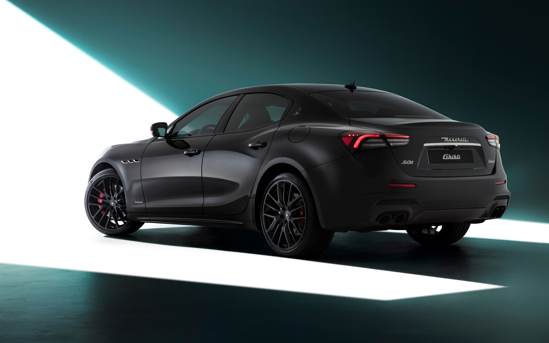 Автомобиль Maserati Ghibli S Q4, 2021 года вид сзади