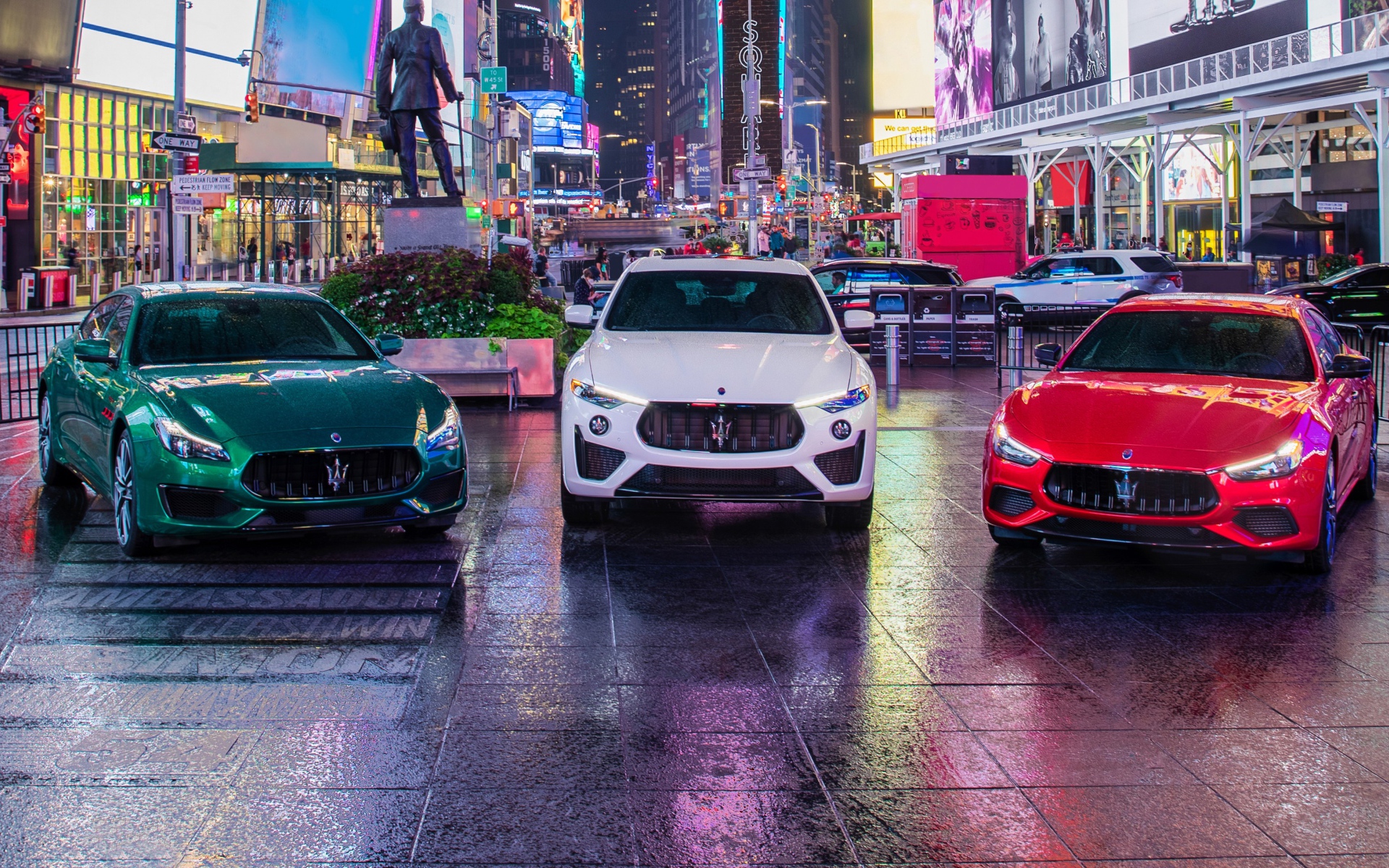 Три автомобиля  Maserati MC20, 2021 года в городе