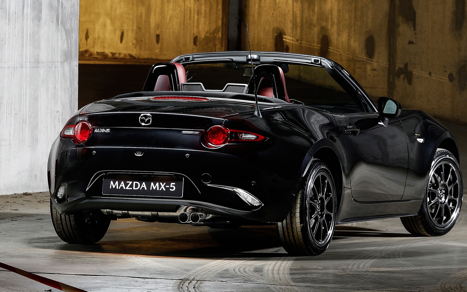 Черный кабриолет Mazda MX-5 Eunos Edition 2020 года вид сзади