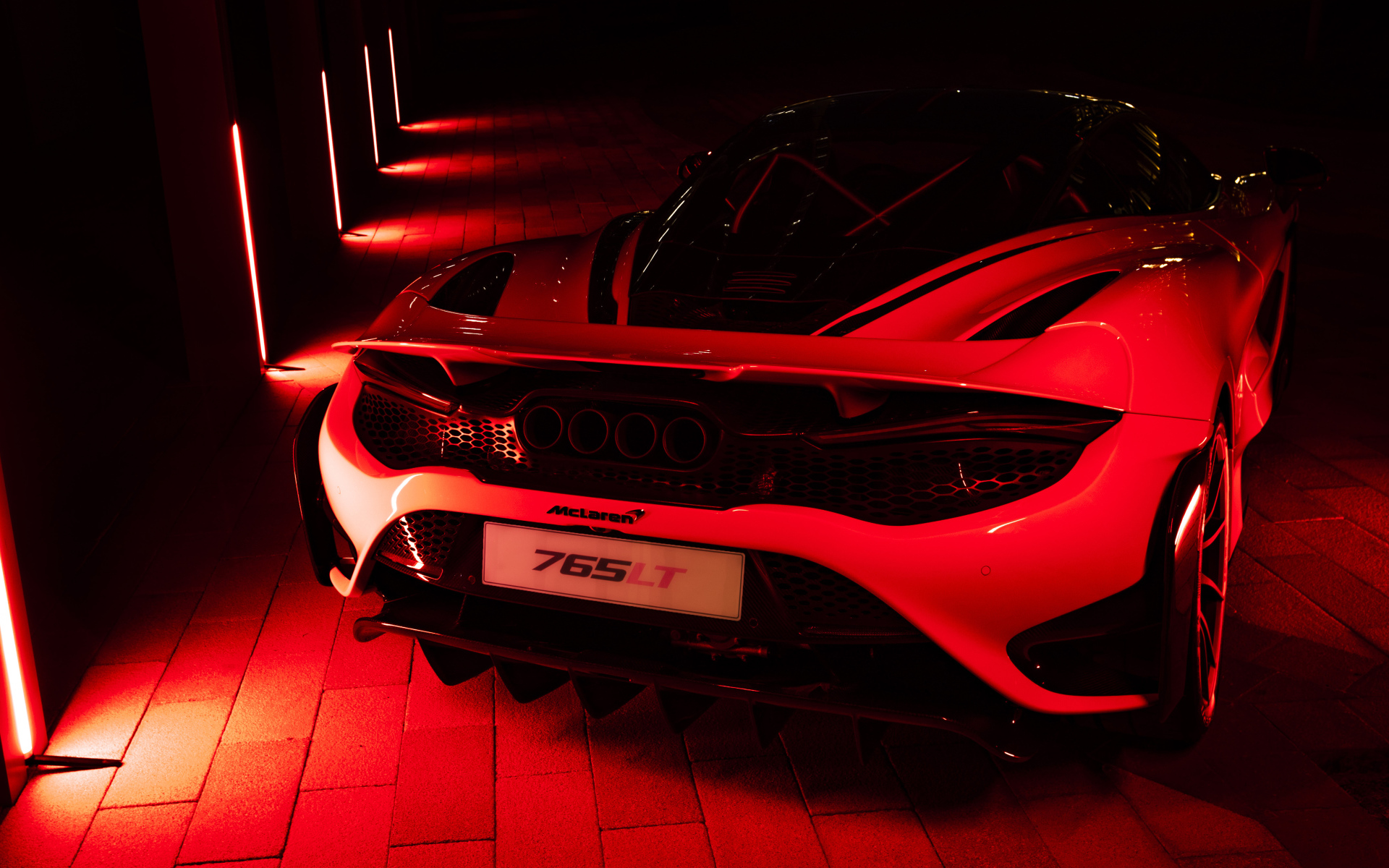 Вид сзади на автомобиль  McLaren 765LT, 2021 года