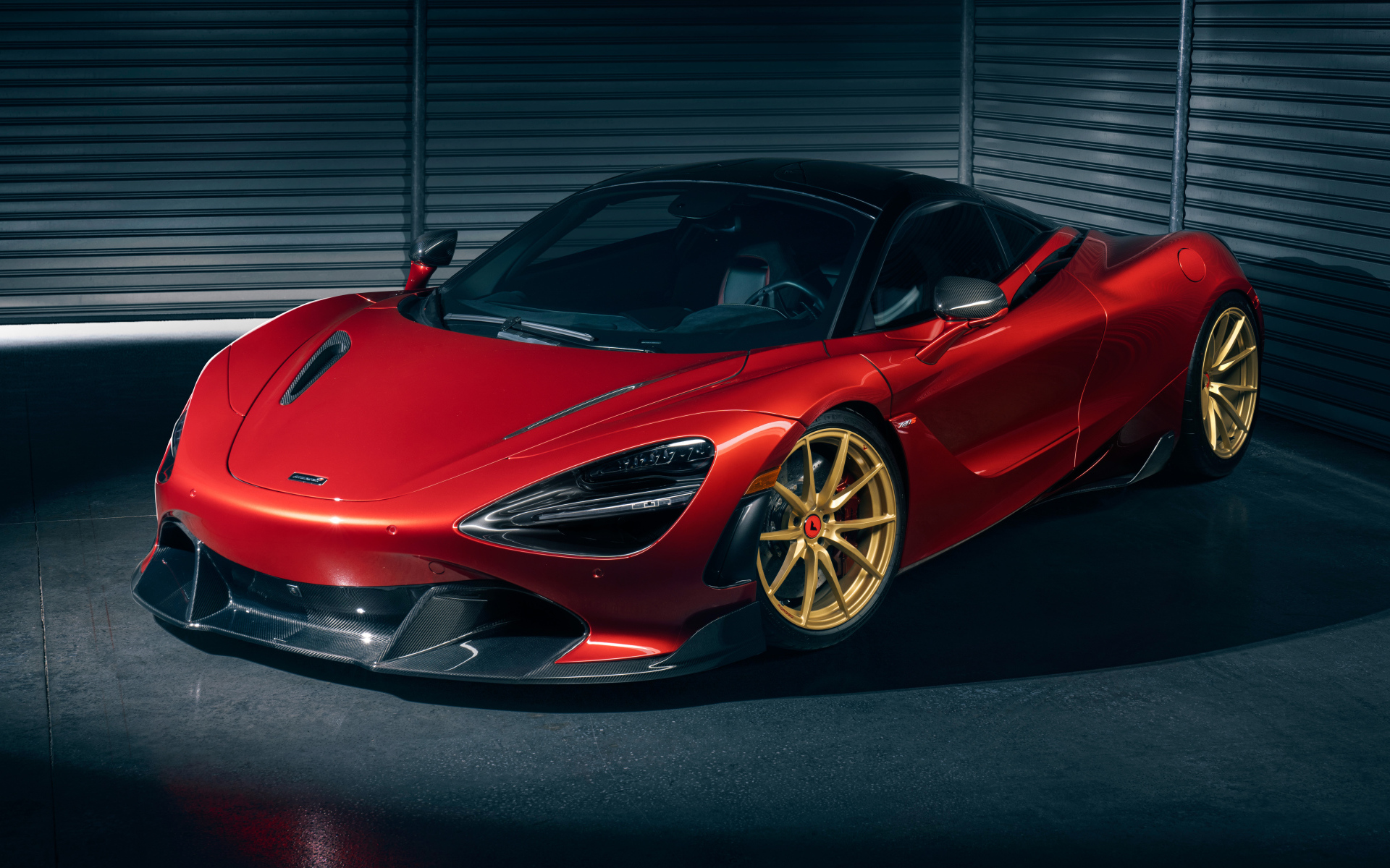Красный спортивный автомобиль McLaren 720S  в гараже