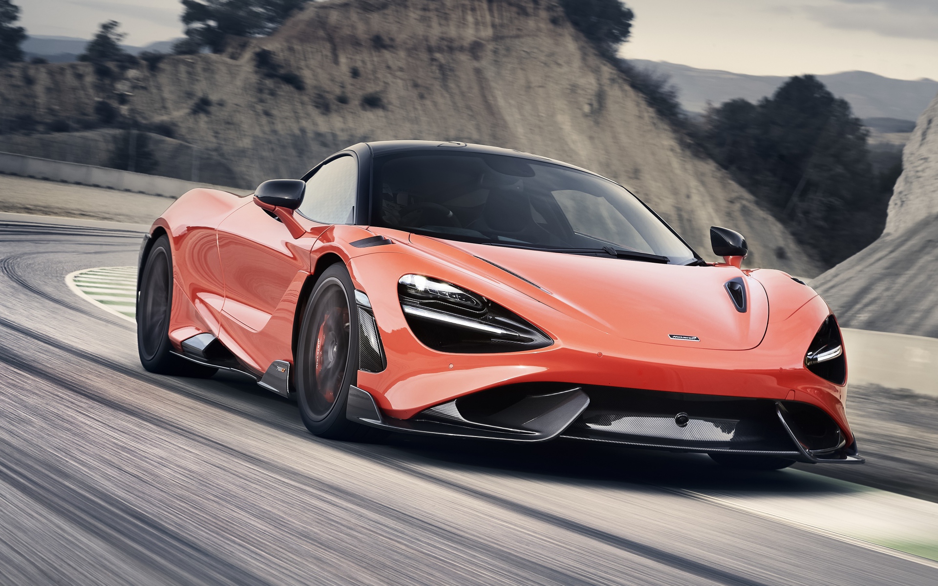 Красный автомобиль McLaren 765LT 2020 года на дороге в горах 