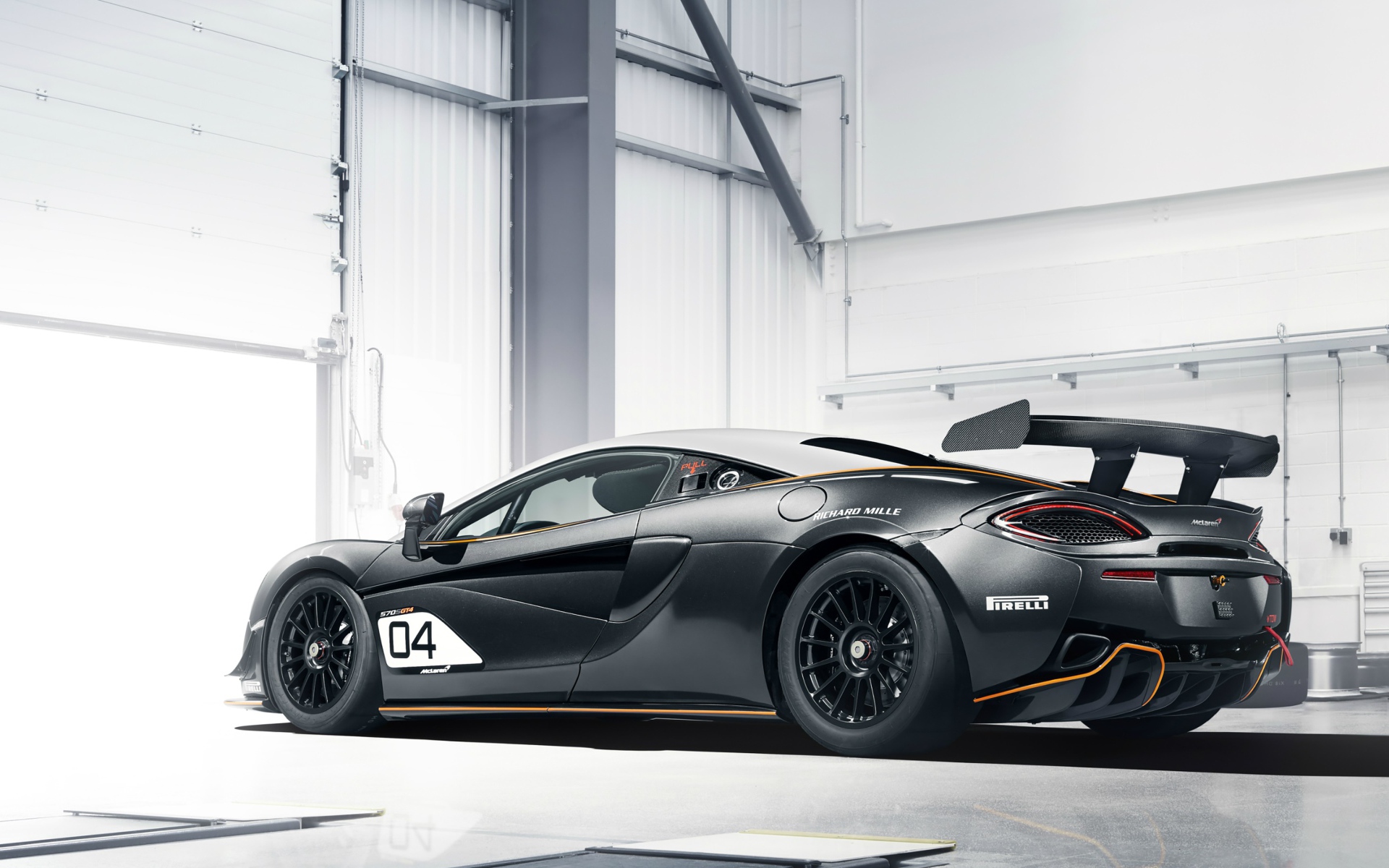 Спортивный  McLaren 570S GT4, 2020 года вид сзади