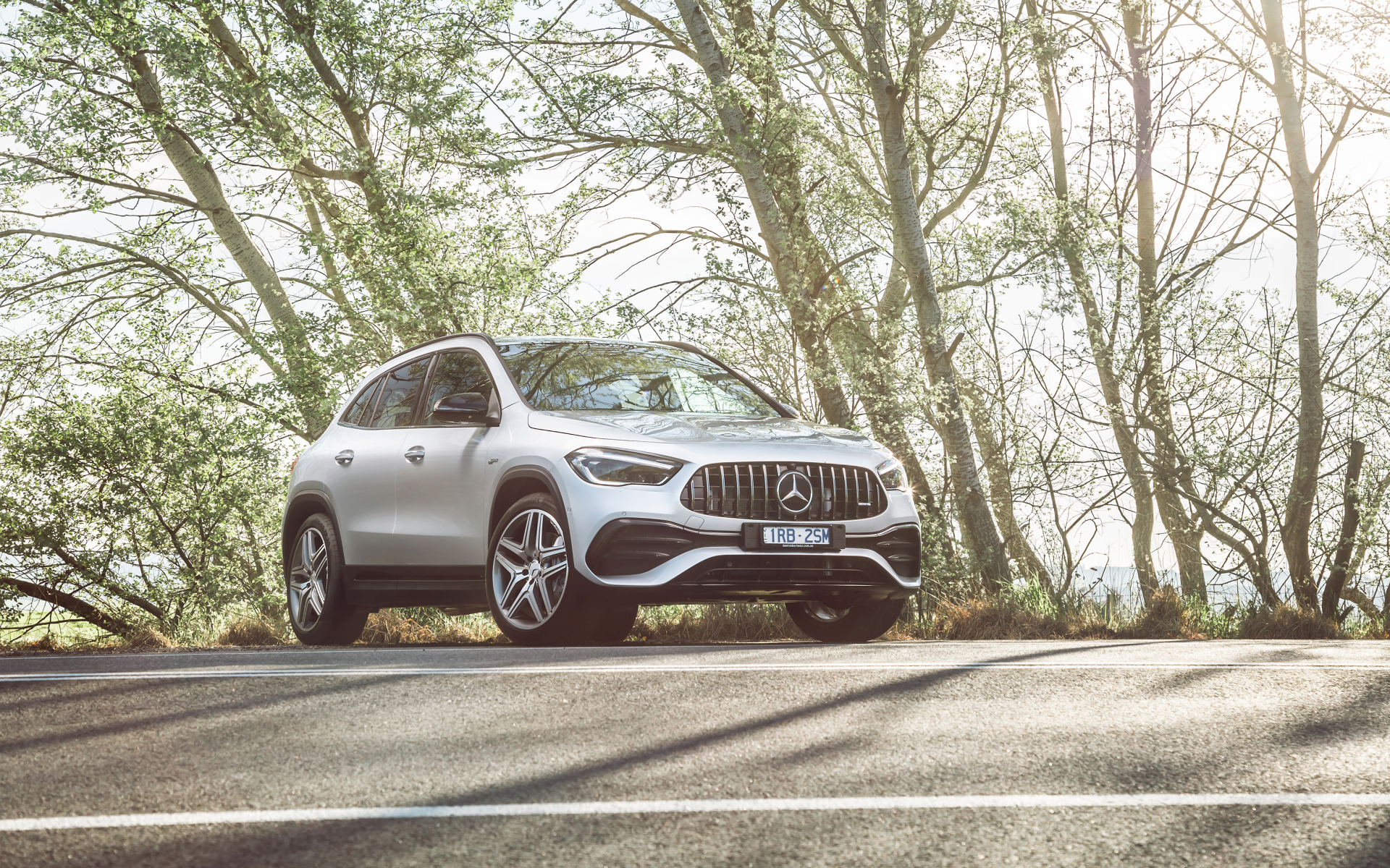 Белый автомобиль Mercedes-AMG GLA 35 4MATIC 2020 года на дороге