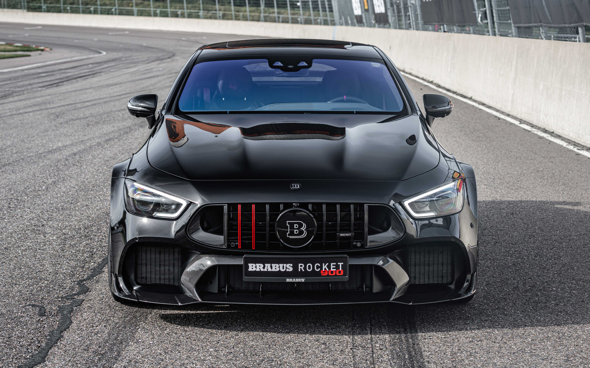Черный автомобиль Brabus Rocket 900 One Of Ten Mercedes-AMG GT 63 S 4MATIC+ на дороге