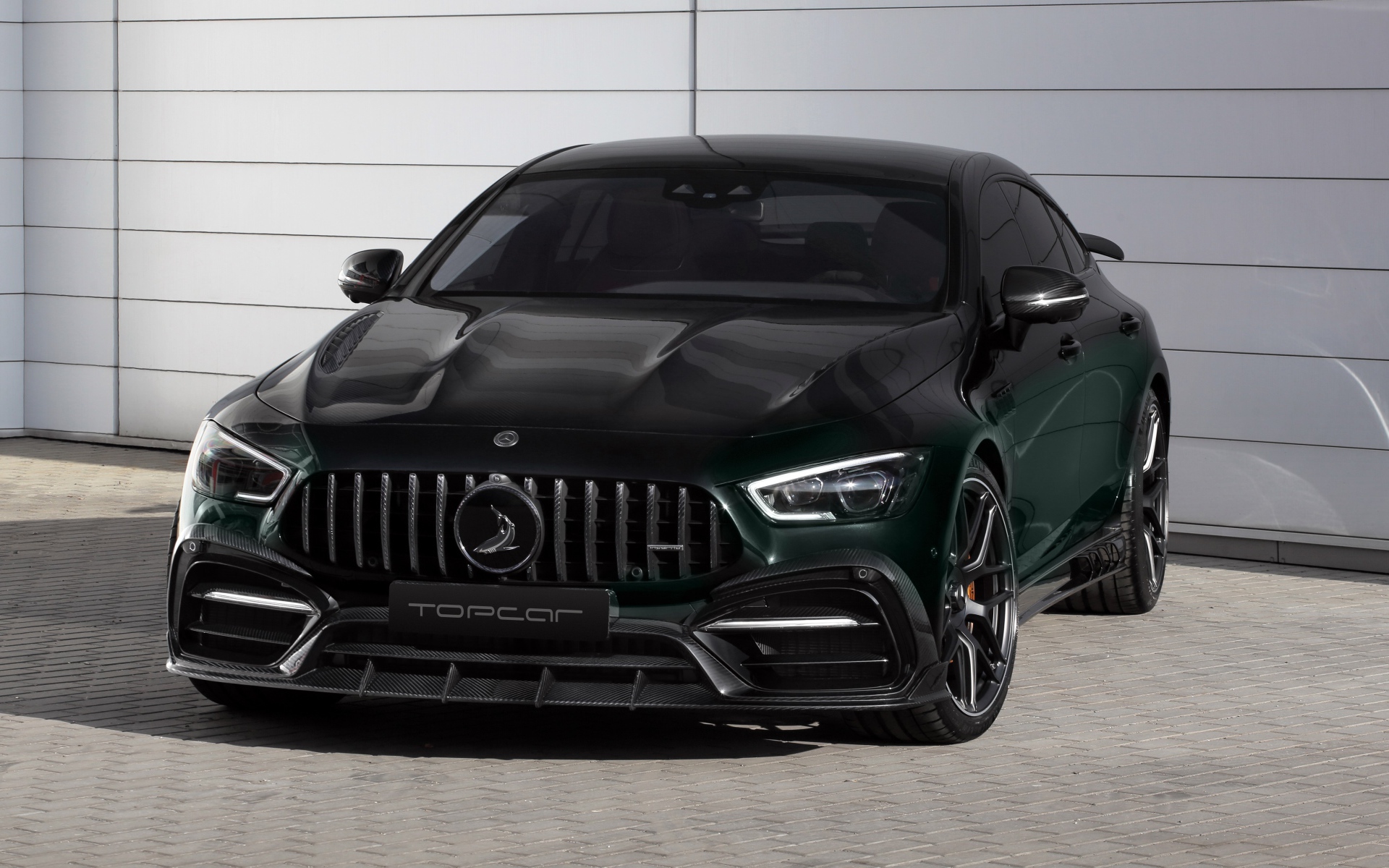 Черный автомобиль Mercedes-AMG GT 63 S,  2020 года у гаража 