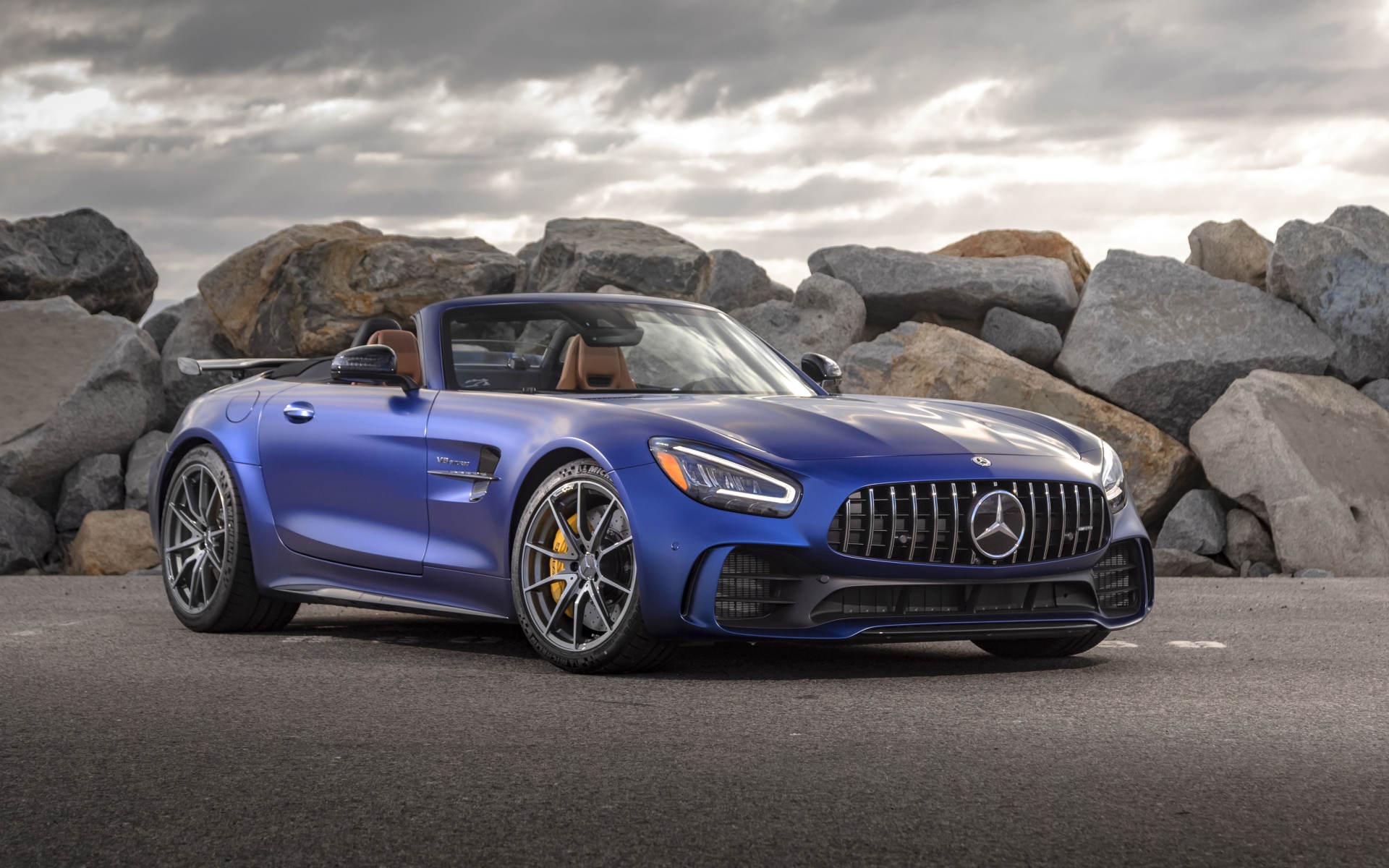 Синий кабриолет Mercedes-AMG GT R Roadster, 2020 года в горах 