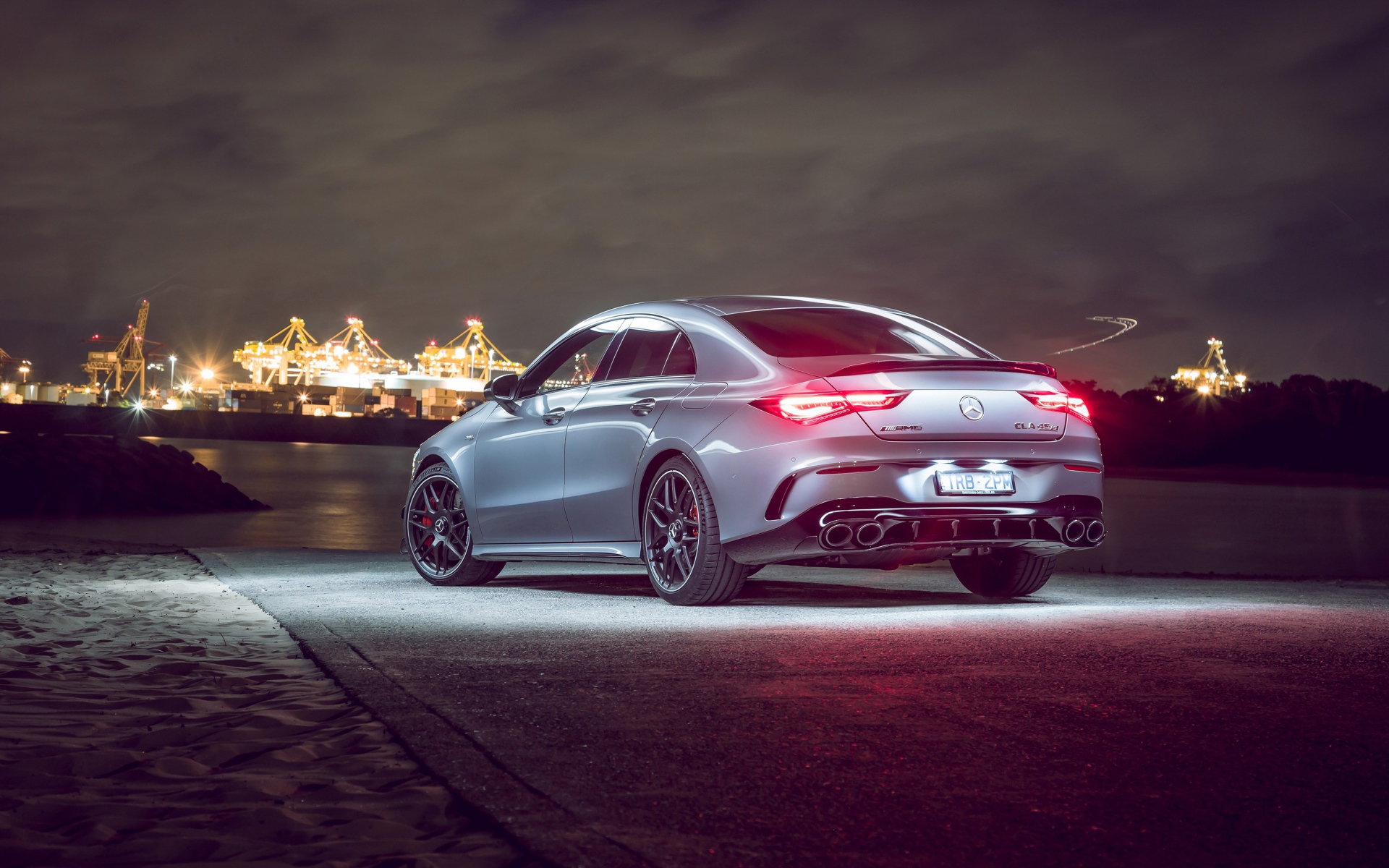 Автомобиль Mercedes-AMG CLA 45 S 4MATIC, 2020 года на фоне города 