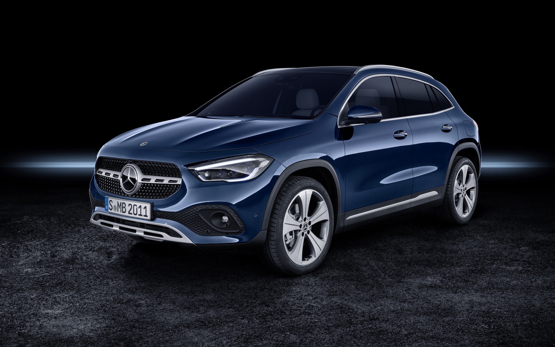 Автомобиль Mercedes-Benz GLA 250 4MATIC Progressive Line Edition 1 2020 года на черном фоне