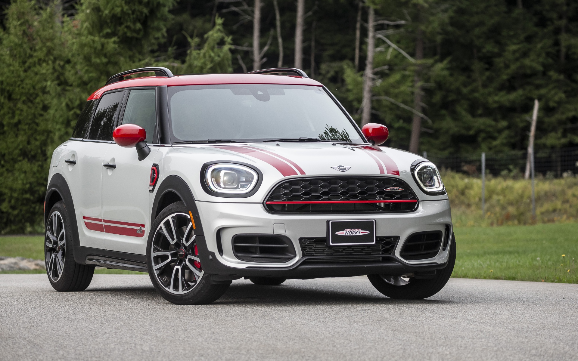 Автомобиль  MINI John Cooper, 2021 года на дороге