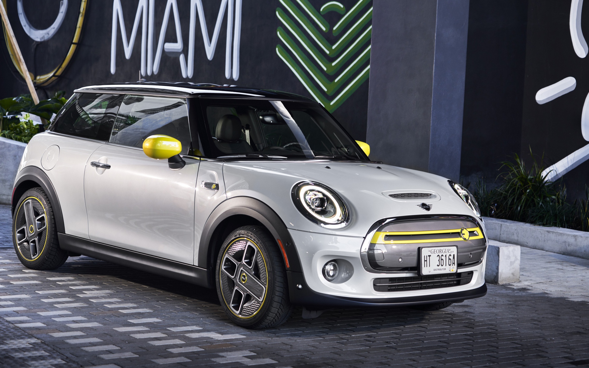 Серебристый  MINI Cooper SE, 2020 года у дома