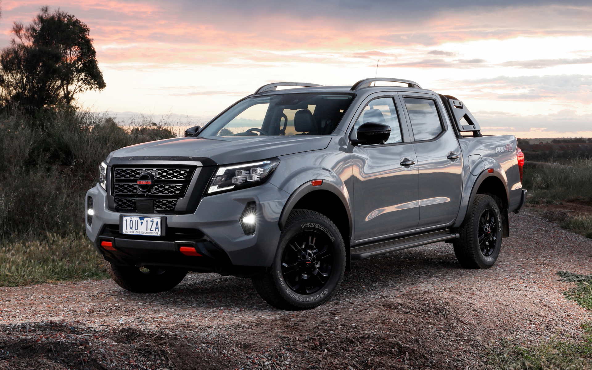 Серебристый пикап Nissan Navara PRO-4X 2021 года