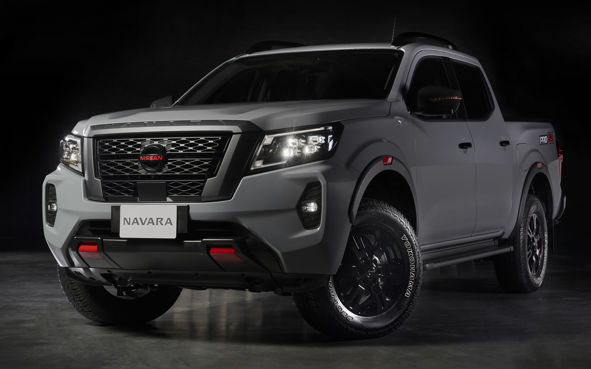 Пикап Nissan Navara PRO-4X 2021 года на черном фоне