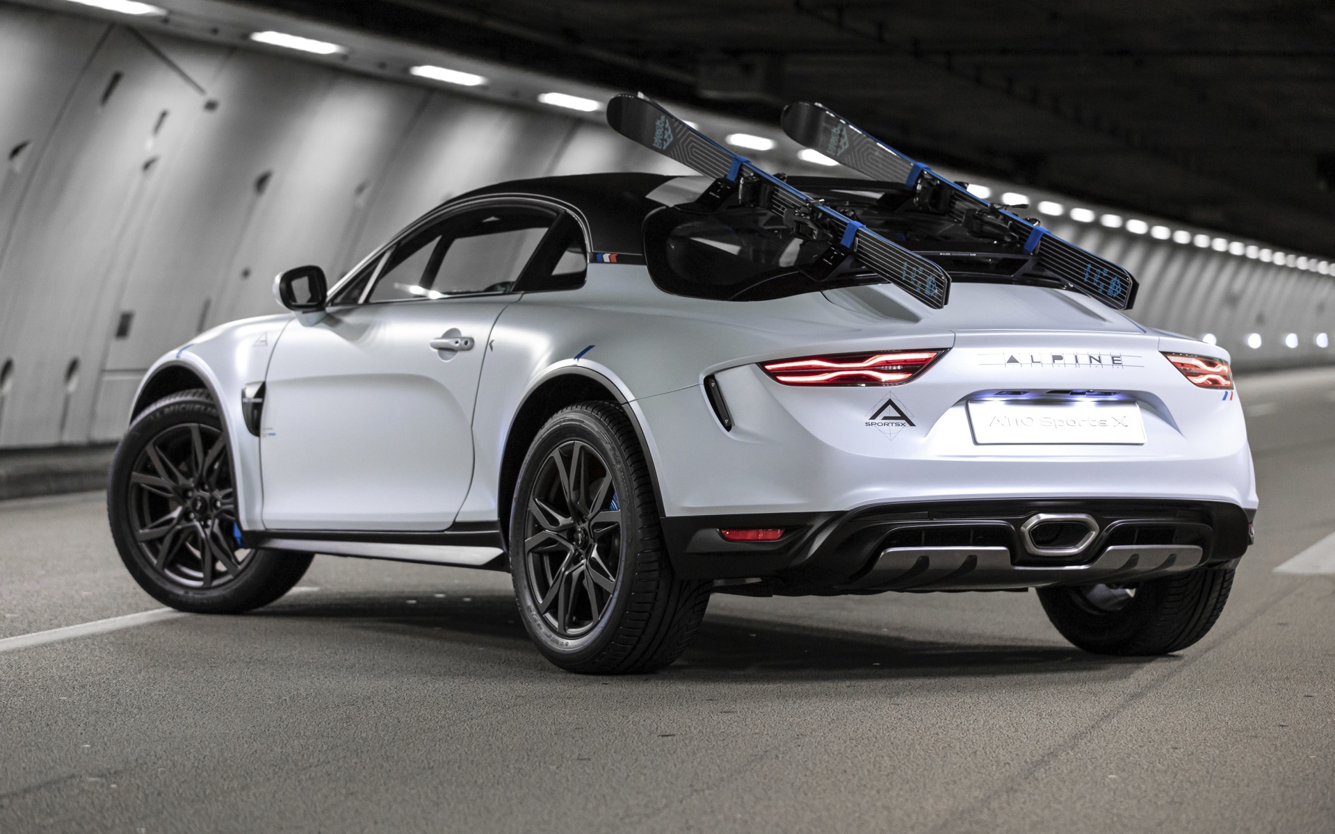 Автомобиль Alpine A110 SportsX 2020 года вид сзади