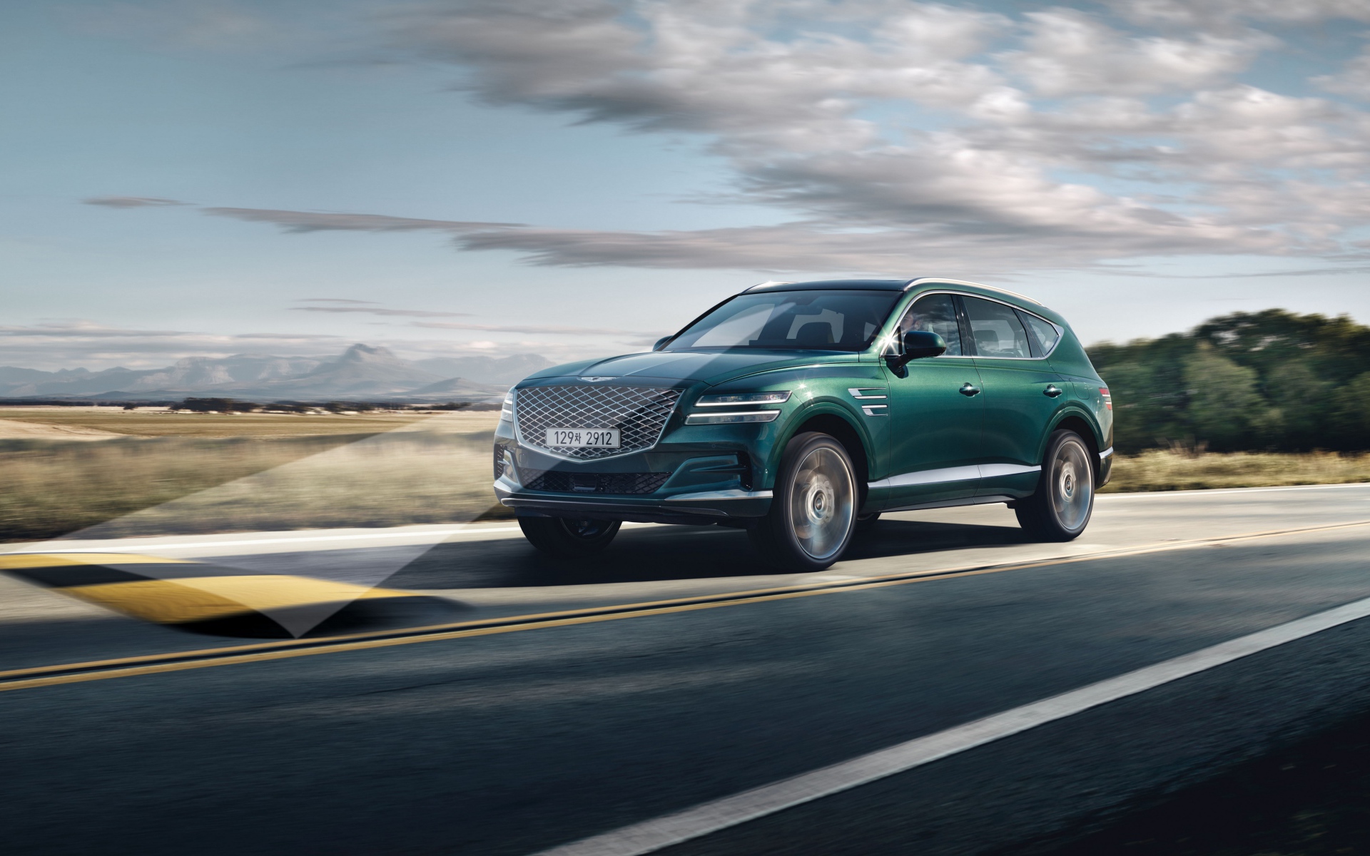 Внедорожник Genesis GV80 2020 года на трассе 