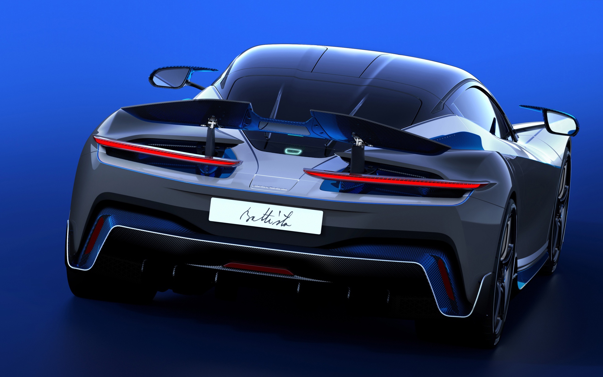 Спортивный автомобиль Pininfarina Battista Anniversario 2020 года на синем фоне