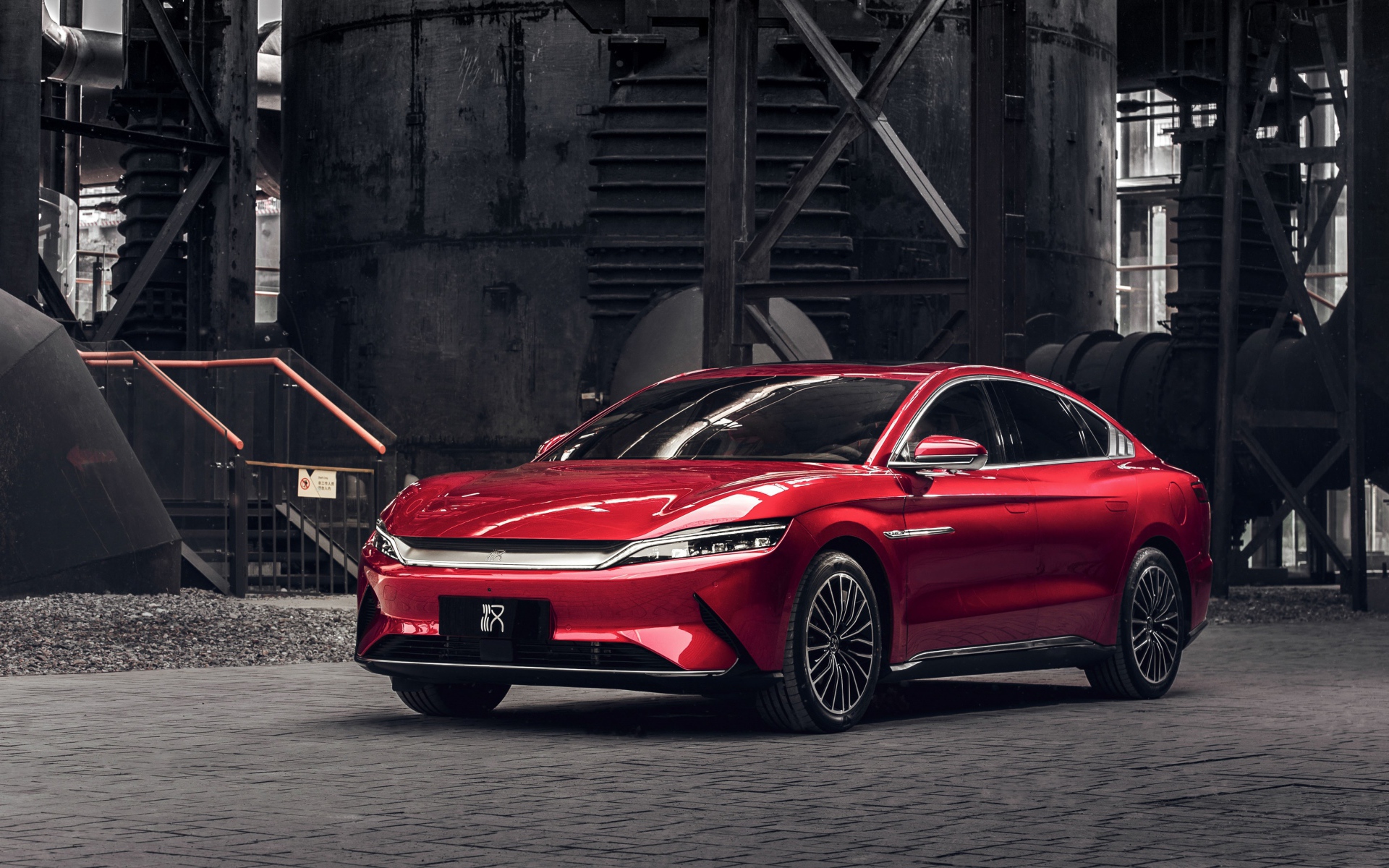 Красный автомобиль BYD Han EV 2020 года у завода