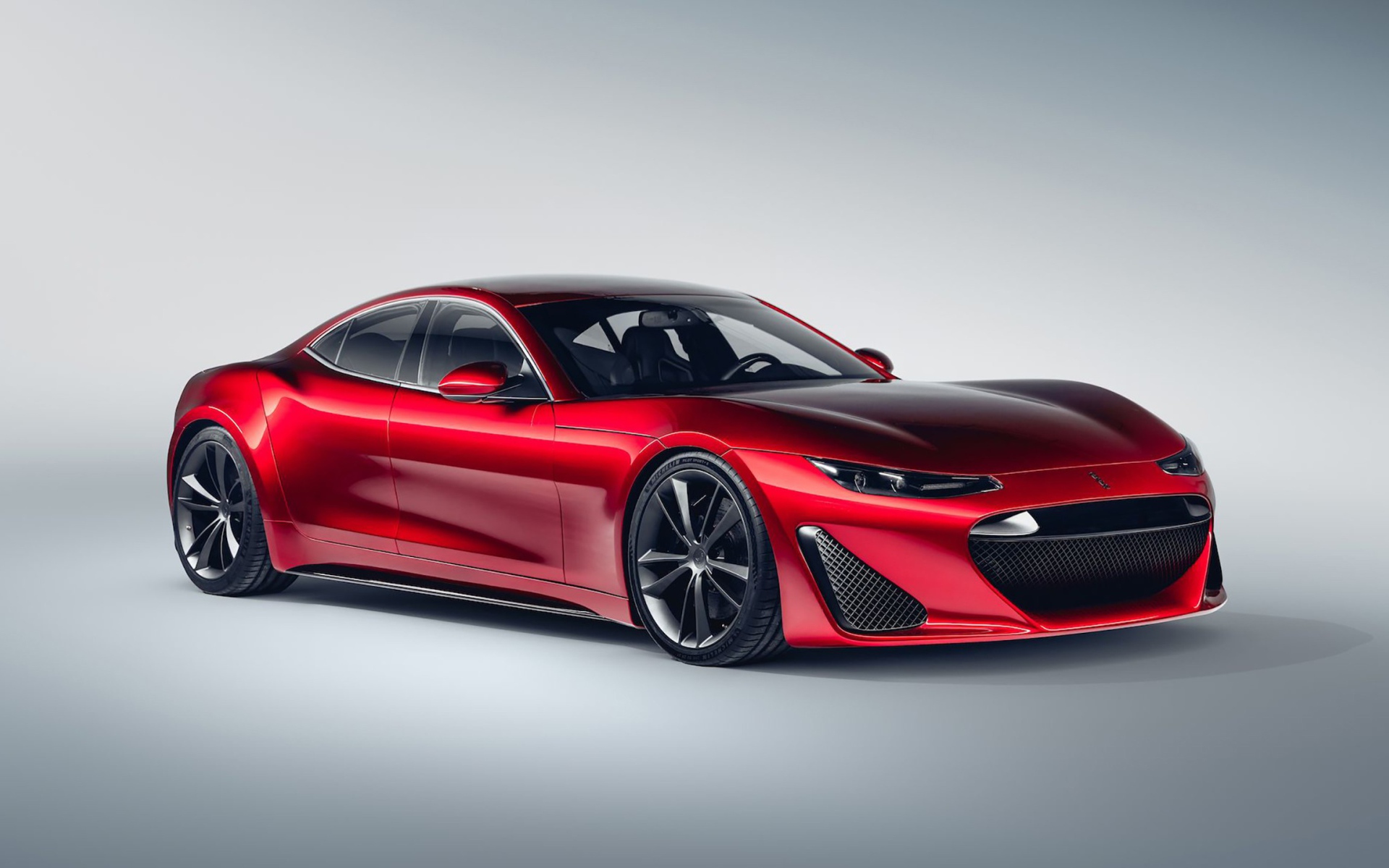 Красный автомобиль Drako GTE, 2020 года на сером фоне