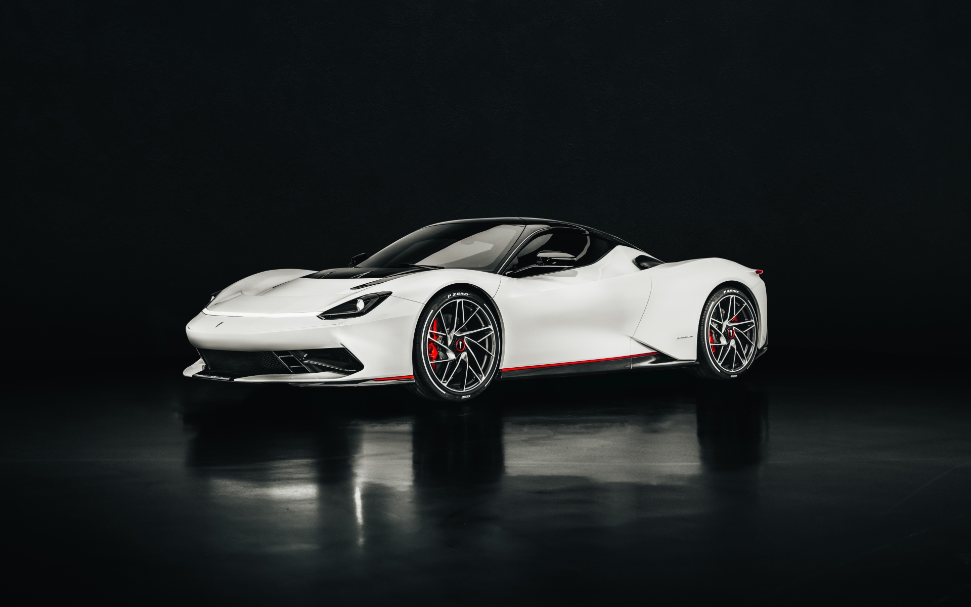 Белый спортивный автомобиль Pininfarina Battista 2020 года на черном фоне