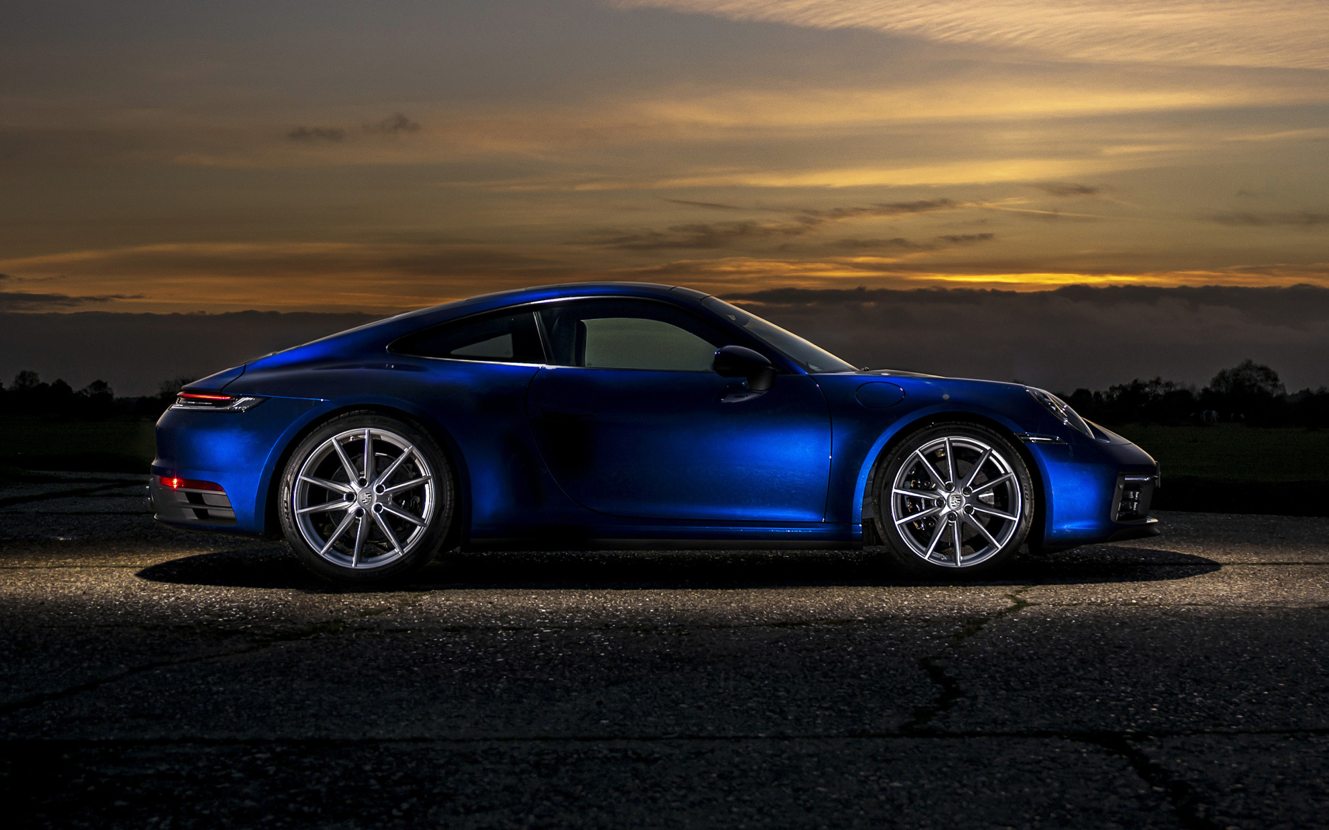 Синий автомобиль Porsche 911 Carrera S MT 2020 года вид сбоку