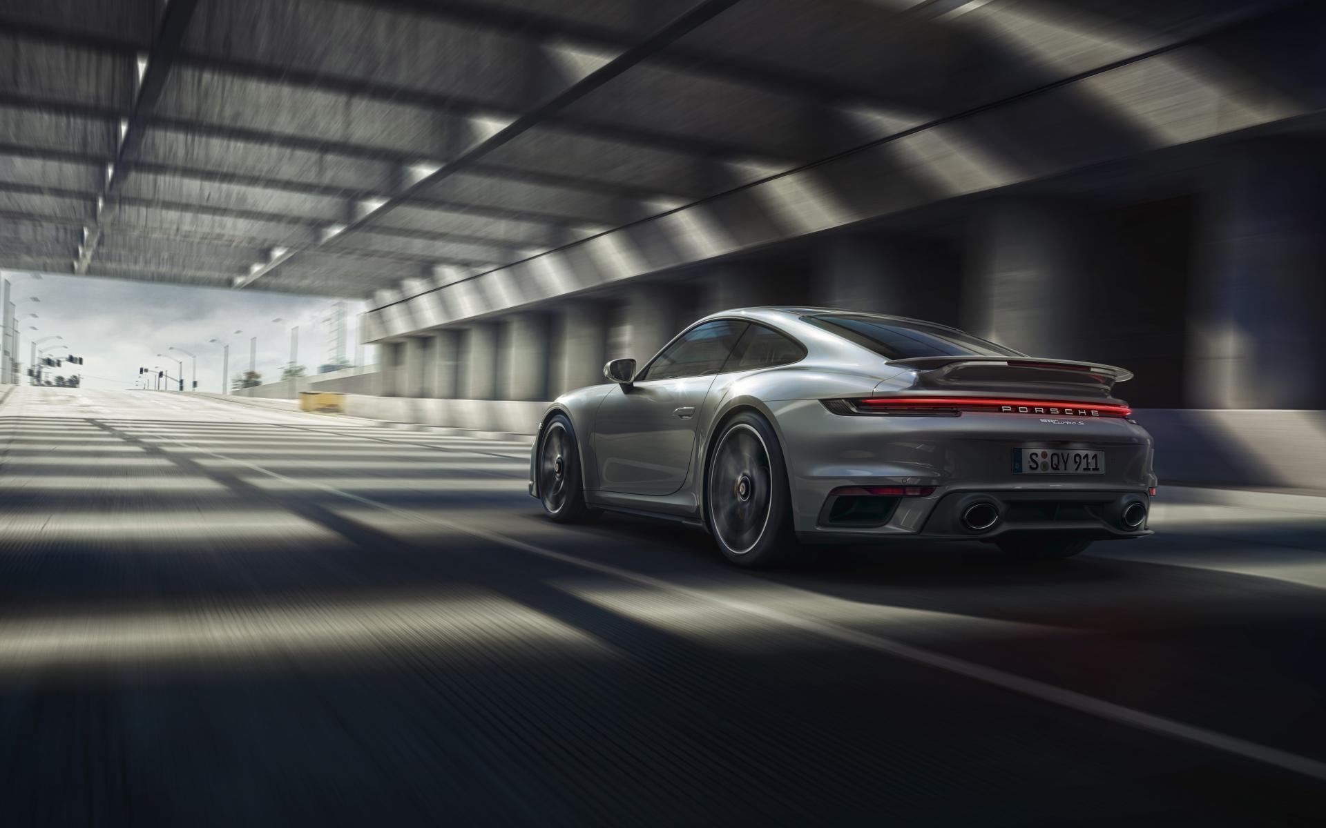 Автомобиль Porsche 911 Turbo S 2020 года в тоннеле