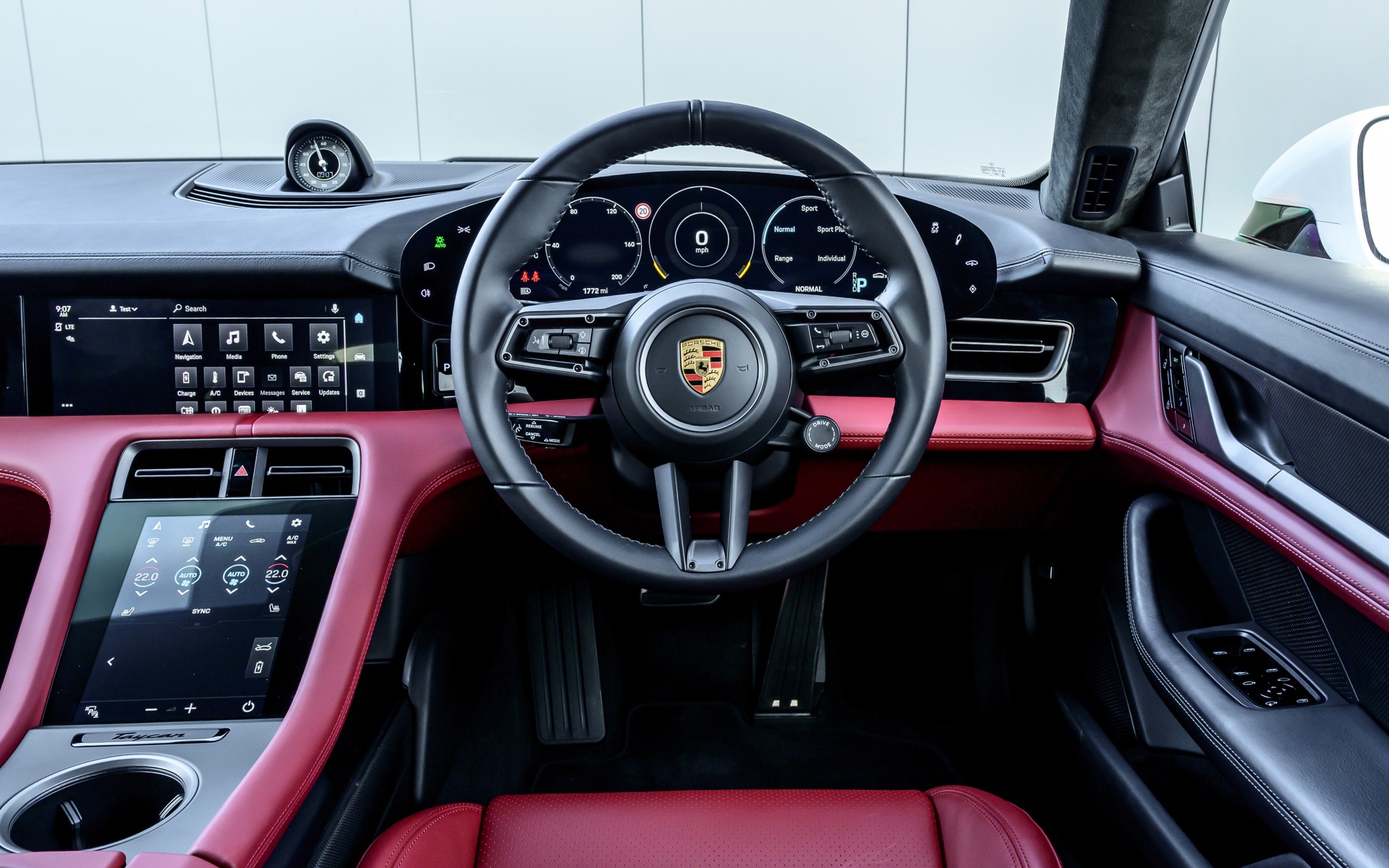 Салон автомобиля Porsche Taycan Turbo S 2020 года 