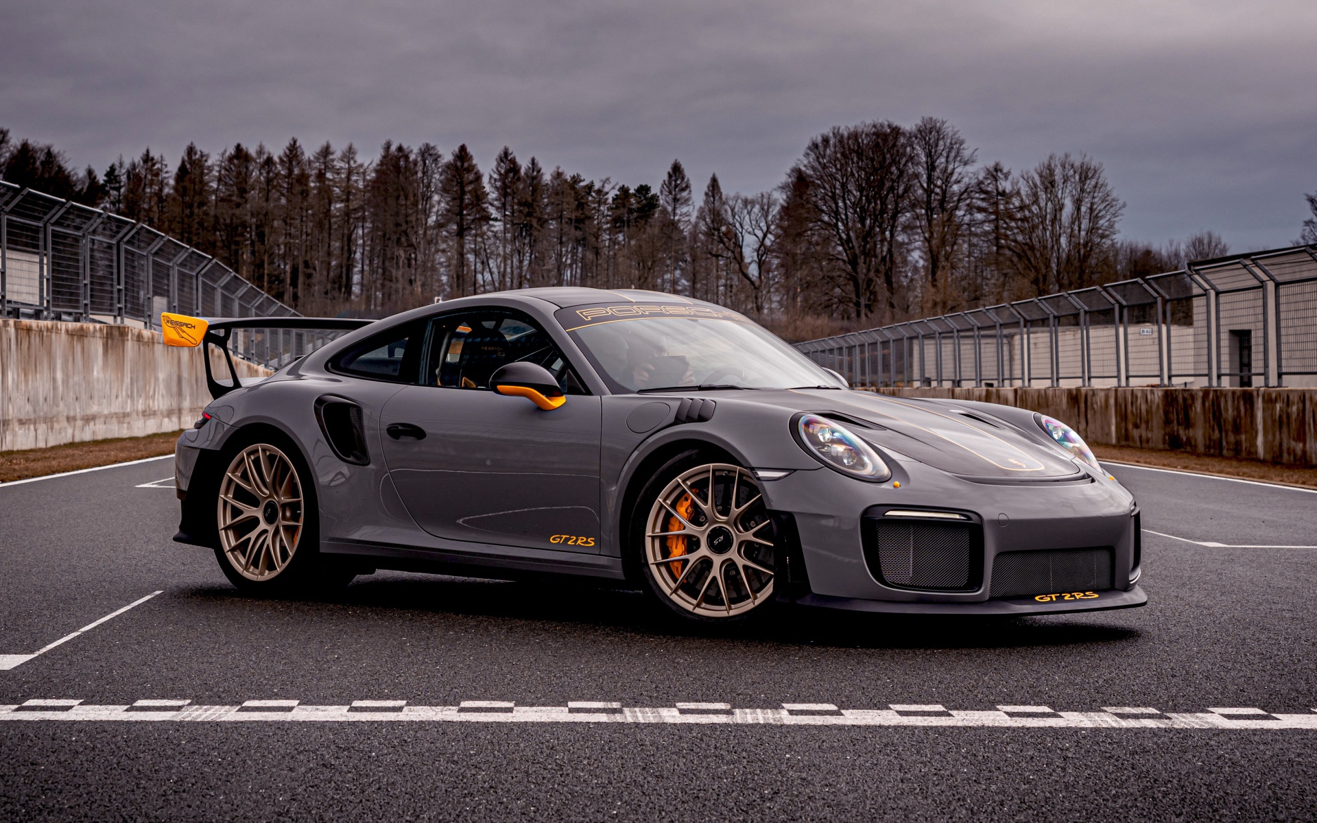 Быстрый Porsche 911 GT2 RS 2020 года на гонках 