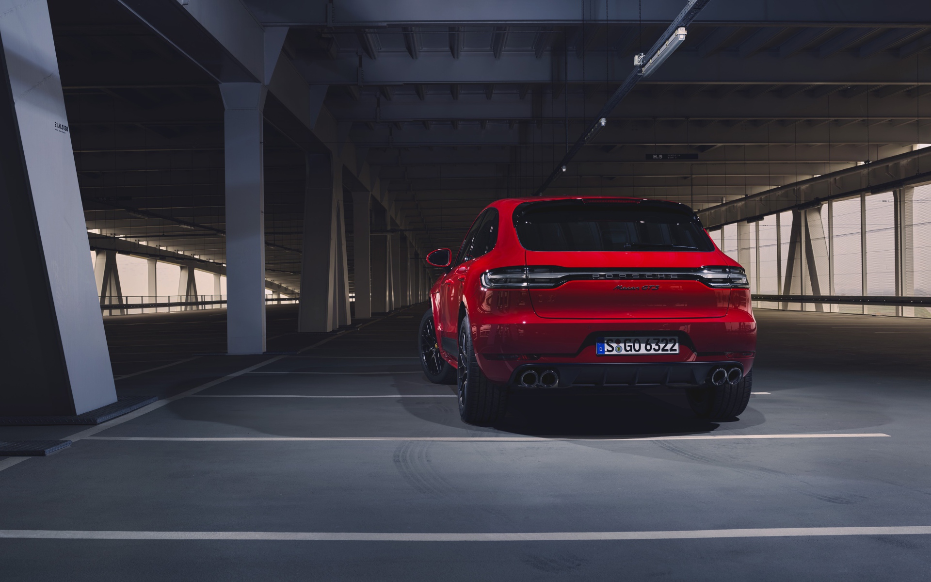 Красный внедорожник Porsche Macan GTS 2020 года на парковке
