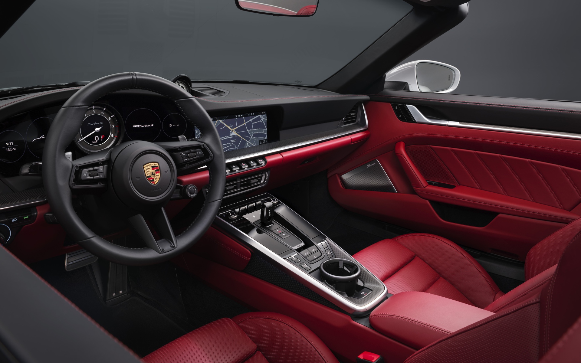 Красный кожаный автомобиль Porsche 911 Turbo S Cabriolet 2020 года