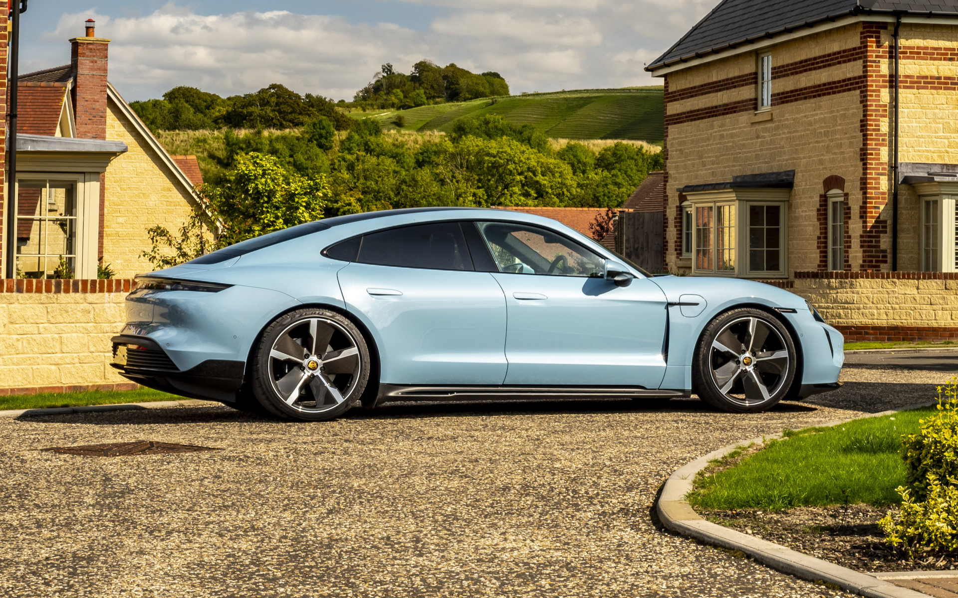 Автомобиль Porsche Taycan 4S 2021  года вид сбоку
