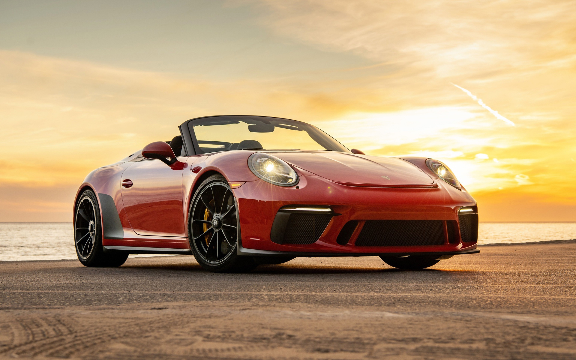 Красный кабриолет Porsche 911 Speedster, 2019 года на фоне заката 