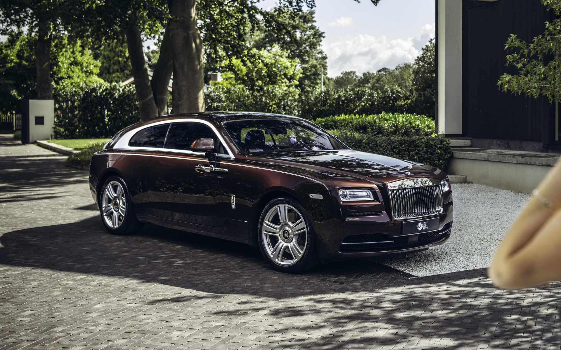 Коричневый автомобиль  Rolls-Royce Wraith Shooting Brake 2020 года в парке