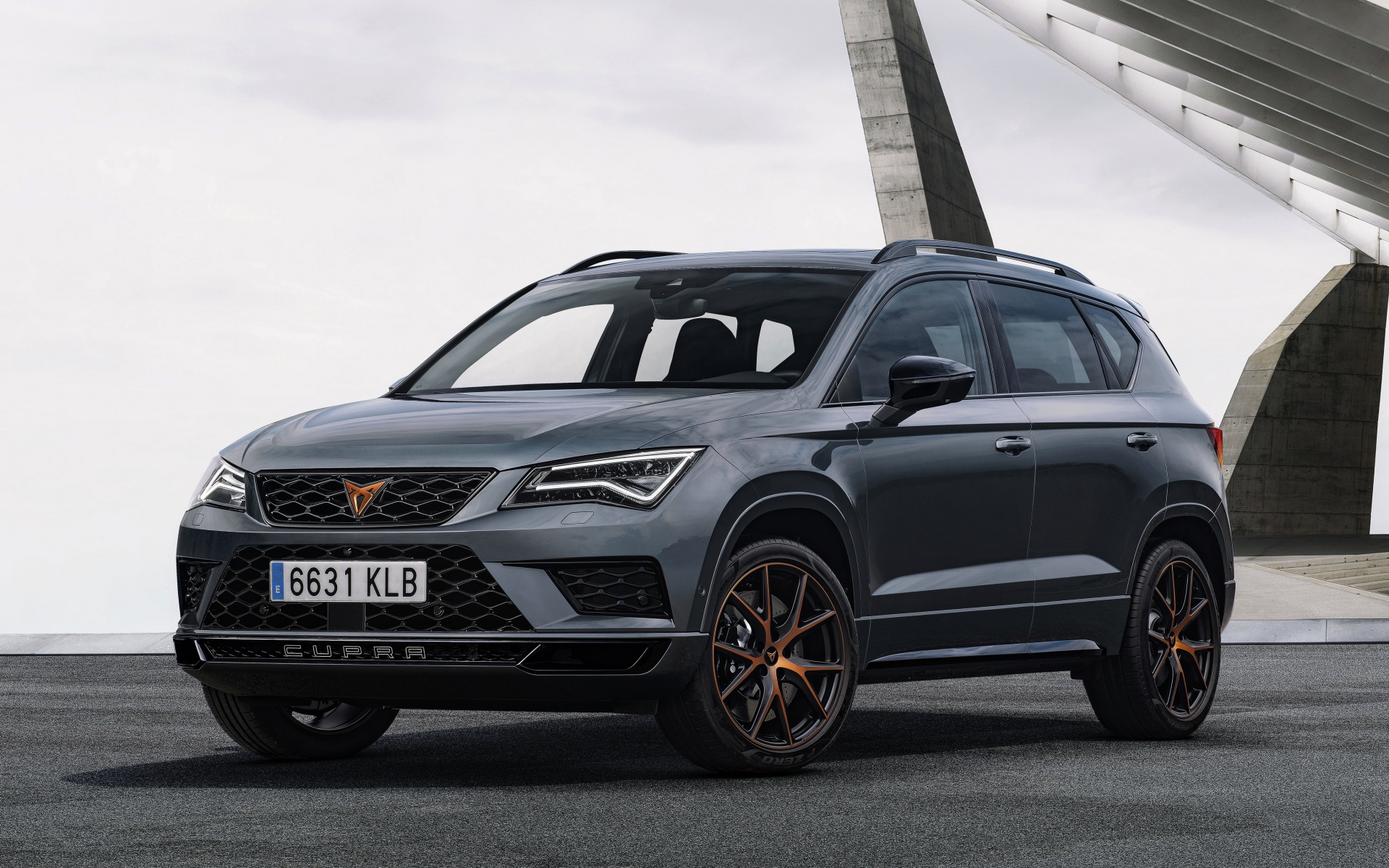 Автомобиль Seat Cupra Ateca у здания