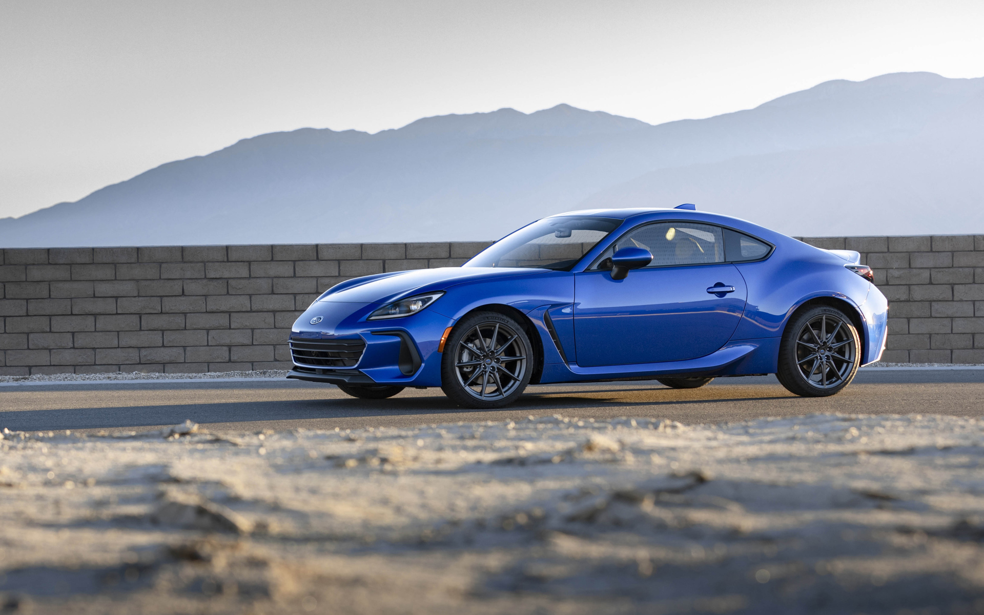 Синий автомобиль Subaru BRZ, 2022 года в лучах солнца