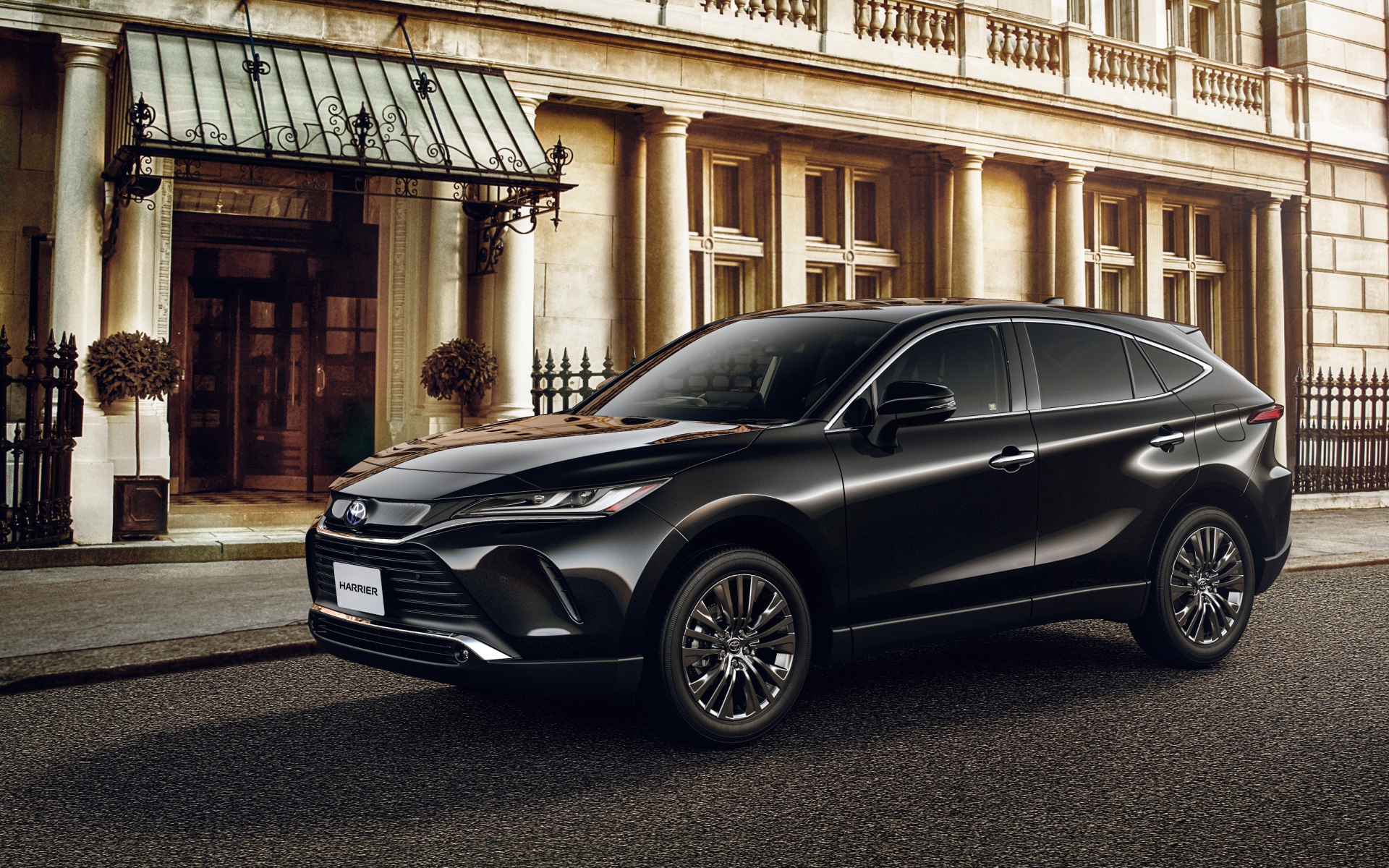 Черный автомобиль Toyota Harrier 2020 года у старого дома