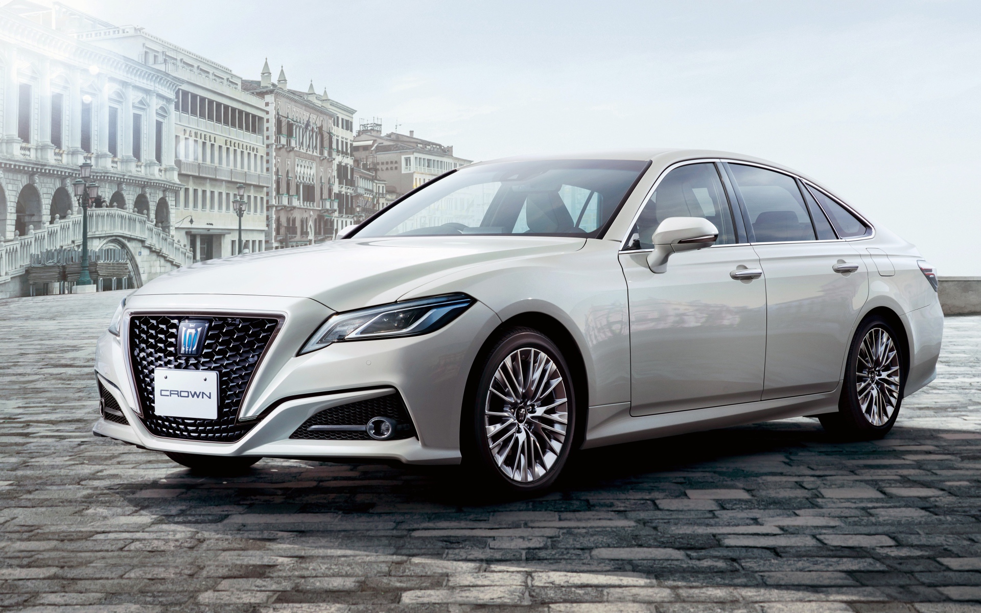 Стильный автомобиль Toyota Crown S, 2020 года на фоне здания