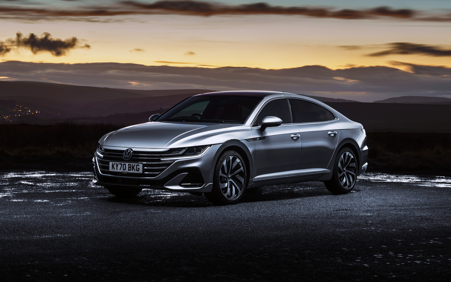 Серебристый автомобиль Volkswagen Arteon R-Line 2020 года