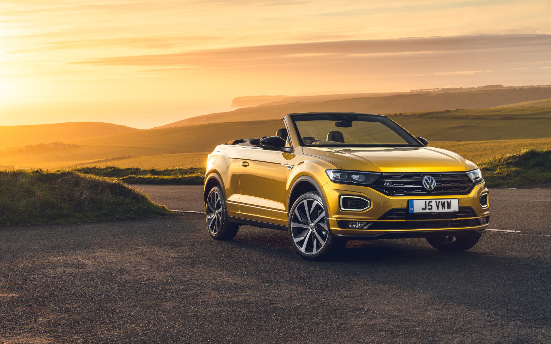 Автомобиль Volkswagen T-Roc Cabriolet R-Line 2020 года на фоне заката