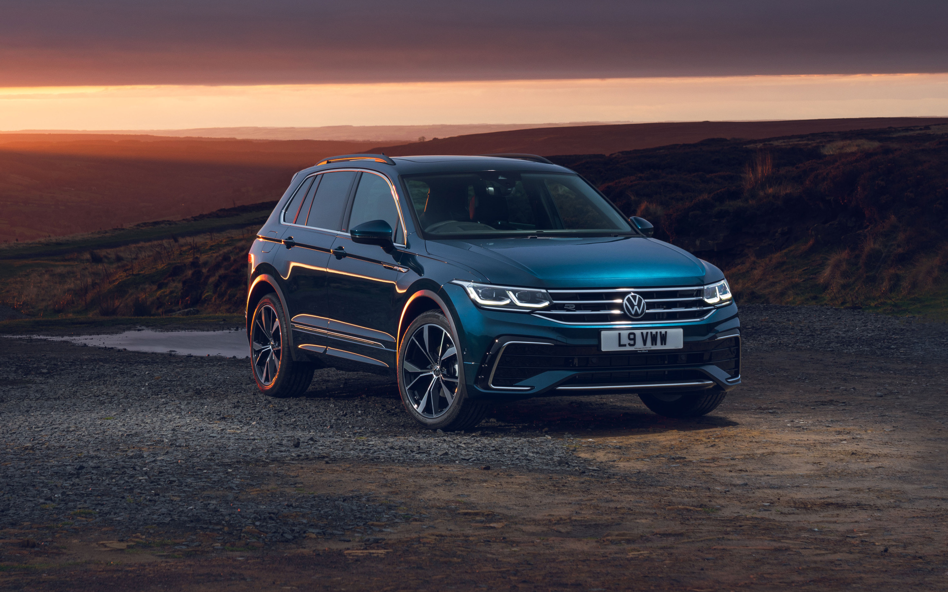 Голубой автомобиль Volkswagen Tiguan R-Line 2020 года на закате