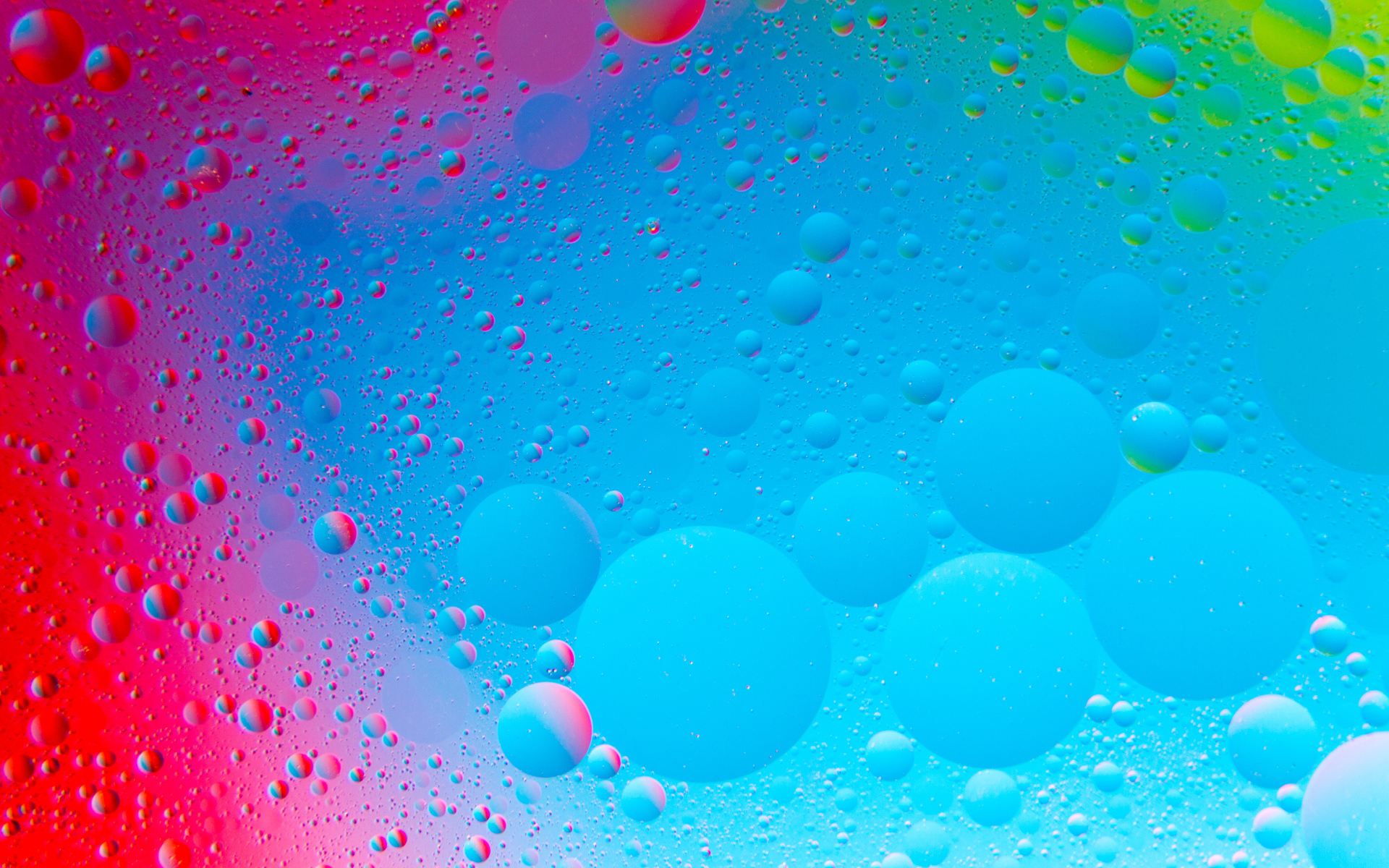 Пузыри воды на разноцветном фоне 