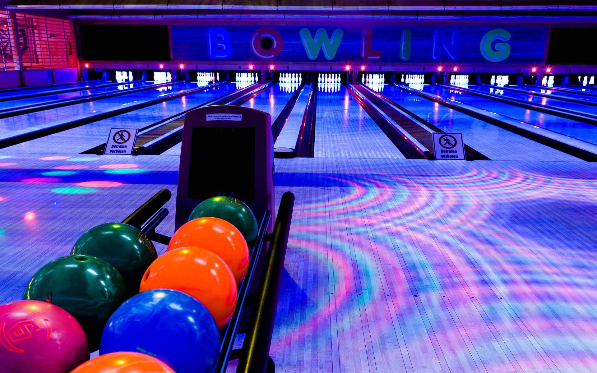 Шары и дорожки в боулинг клубе 
