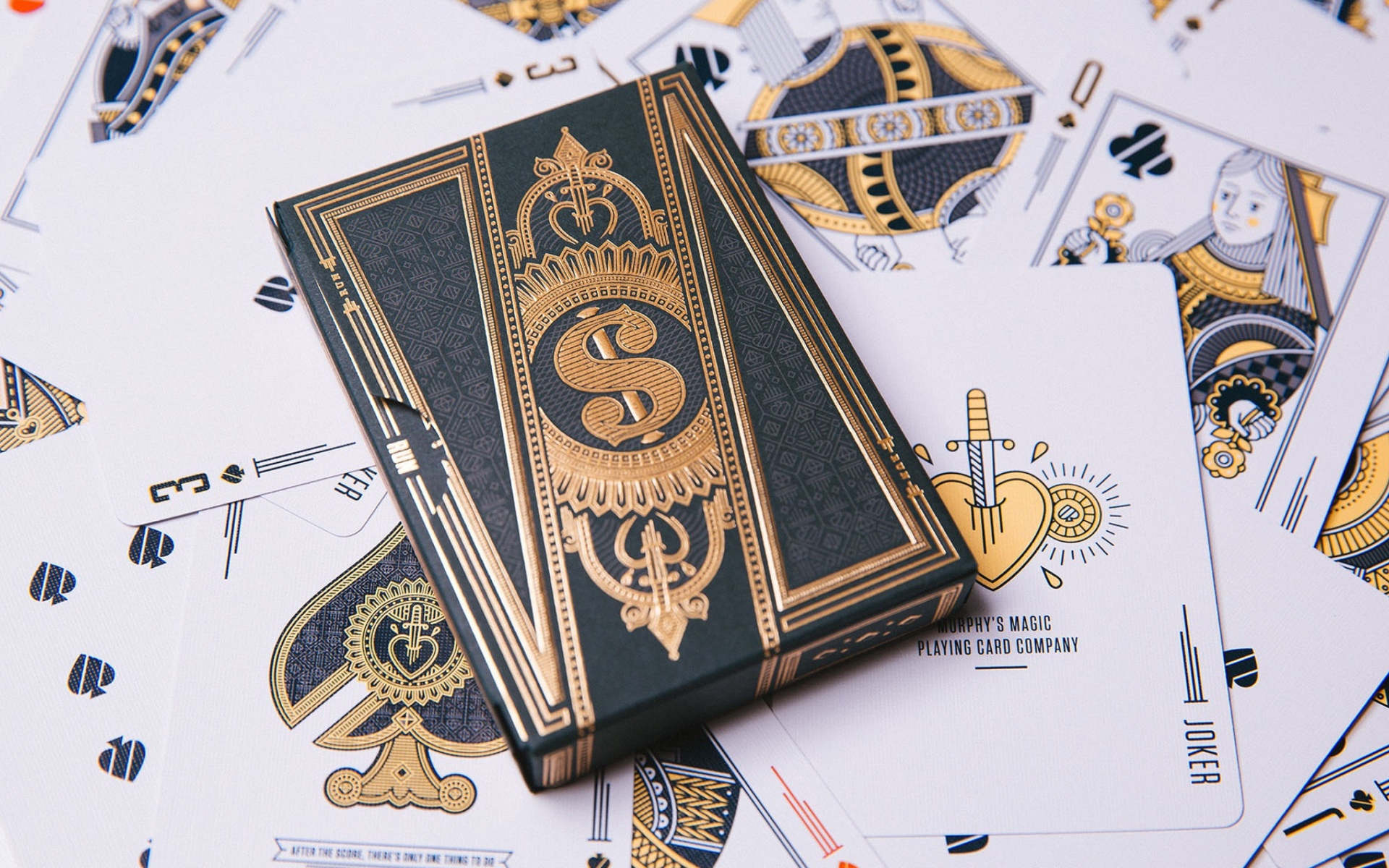 Красивая колода карт на столе 