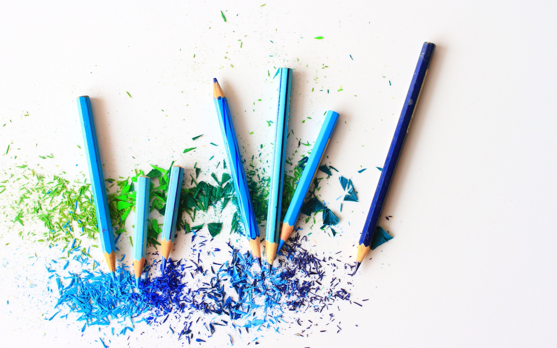 Голубые карандаши на белом фоне 