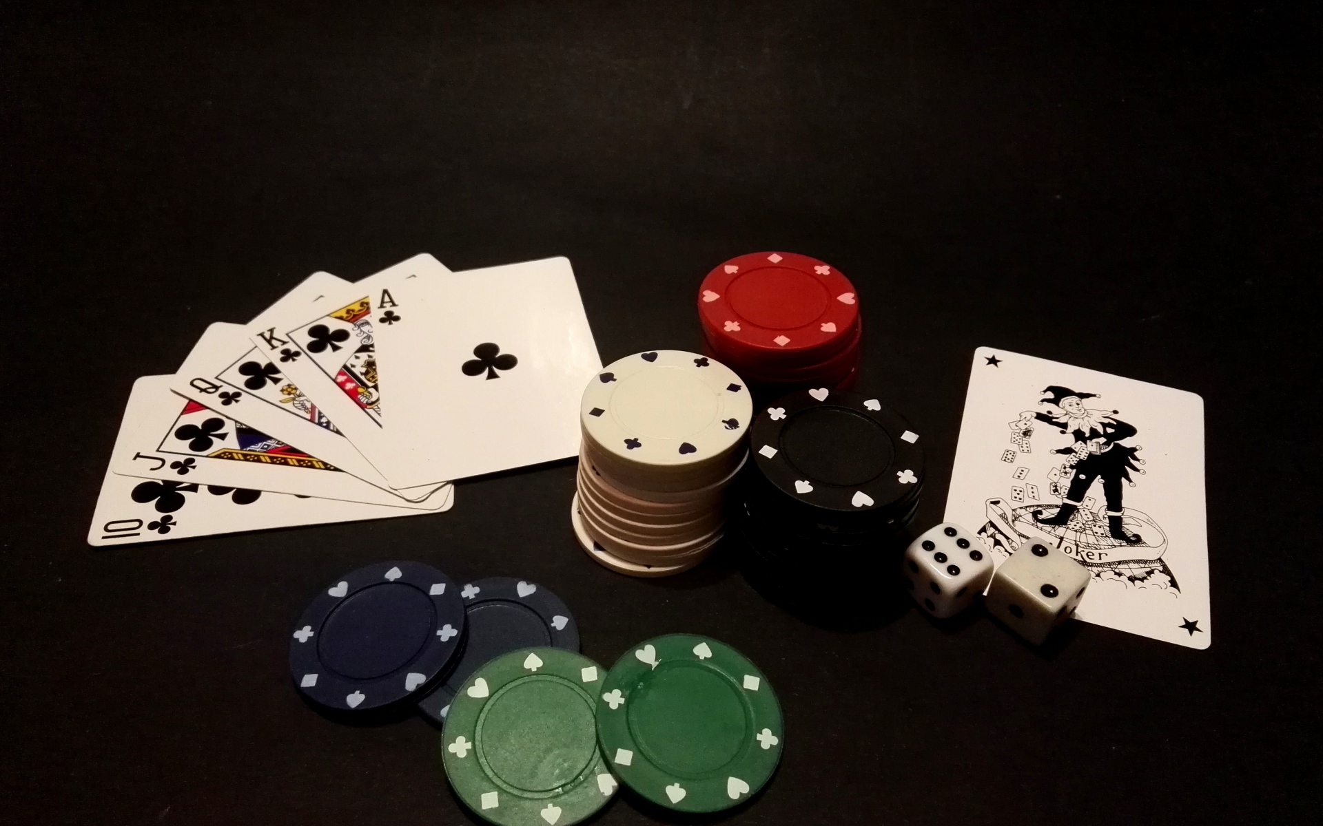 Фишки и карты для игры в покер на черном столе 